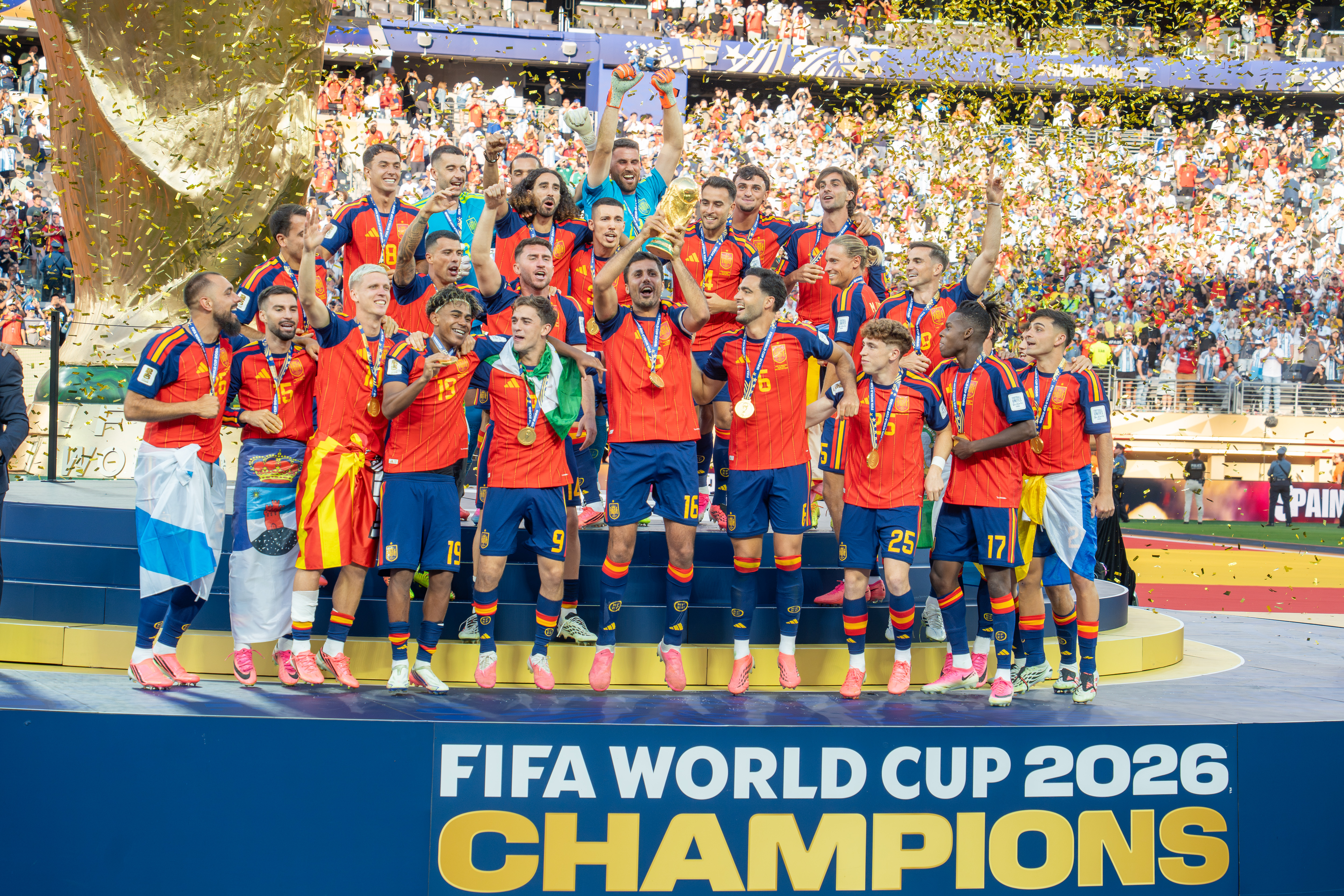 Jogadores da Espanha levantam a taça da Copa do Mundo de 2026.