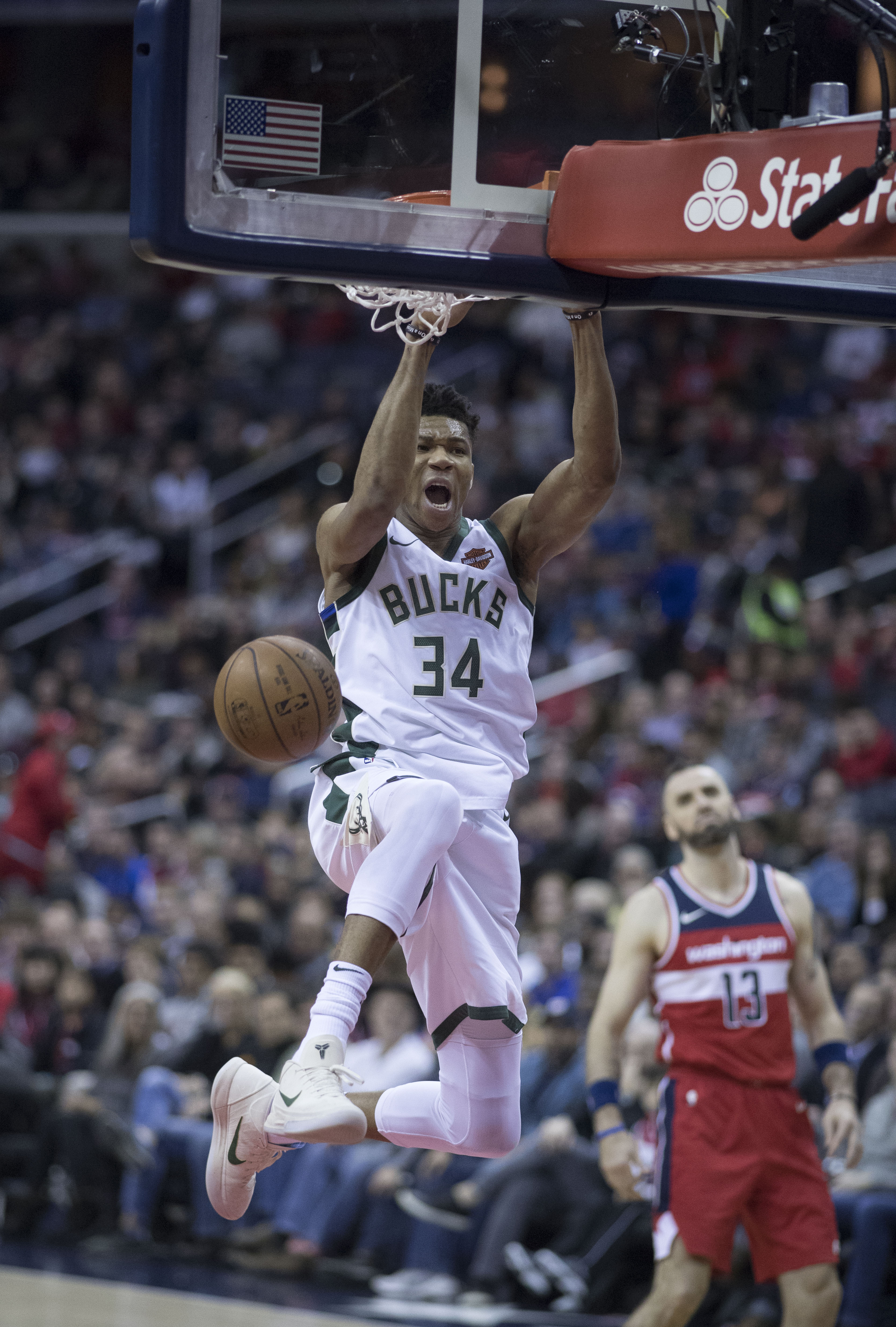 Giannis Antetokounmpo faz uma enterrada com a camisa do Milwaukee Bucks.