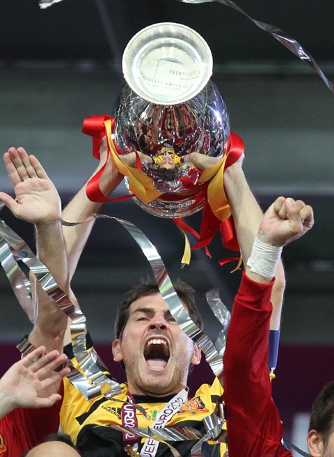 Iker Casillas levanta a taça da Eurocopa de 2012.