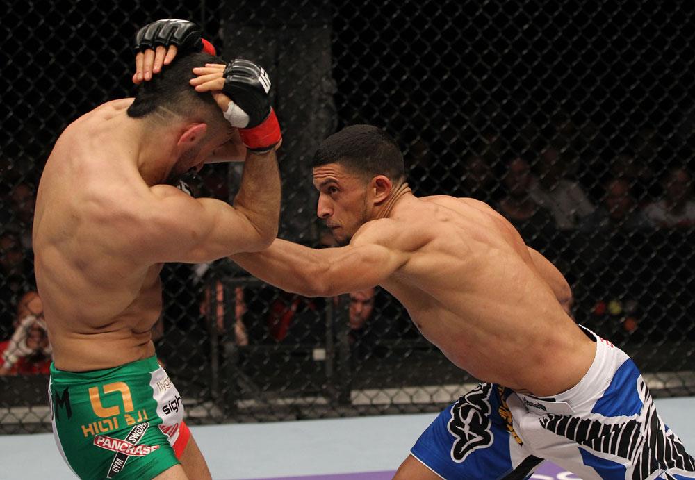 Lutadores em combate dentro do octógono do UFC.