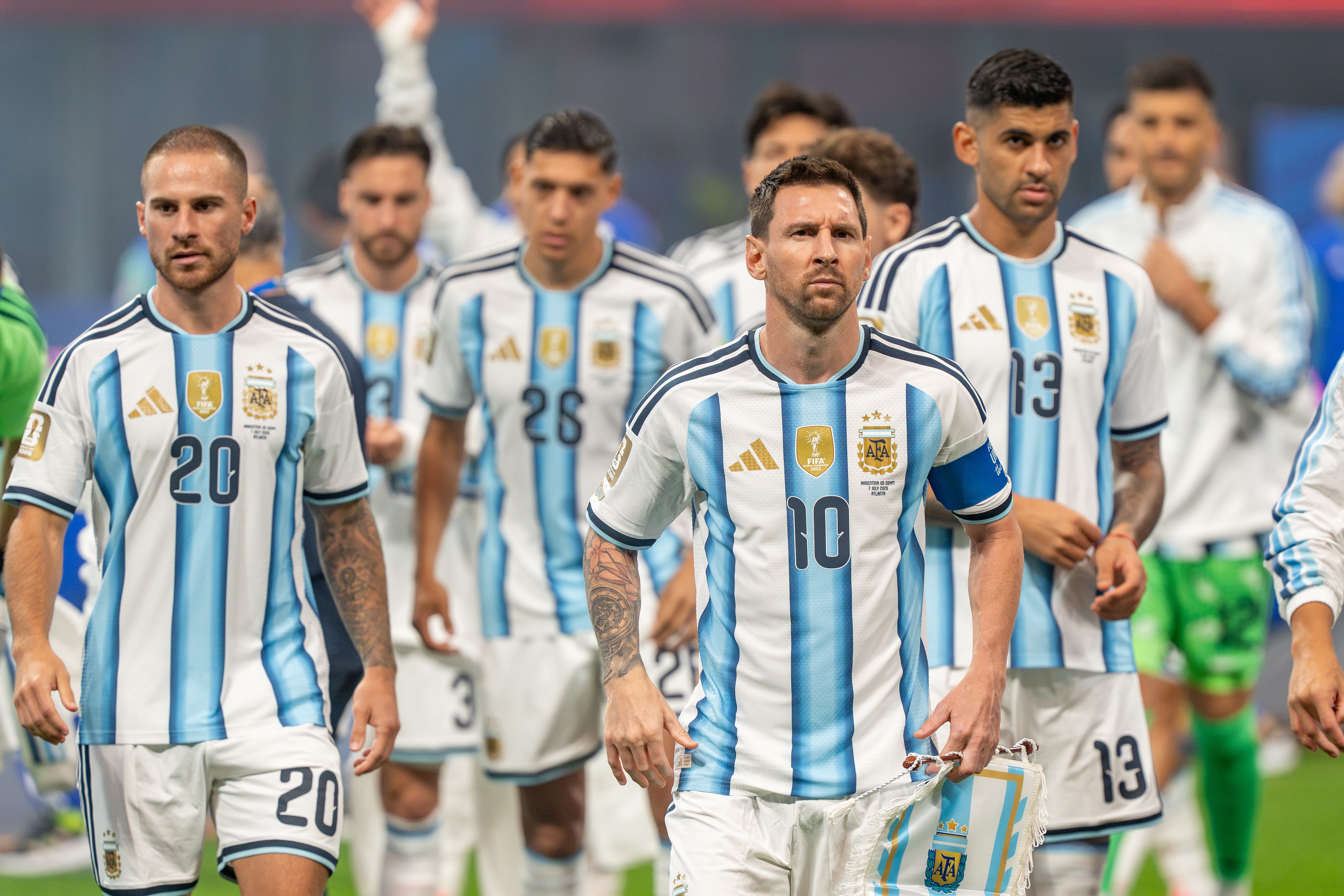 Lionel Messi e jogadores argentinos durante a campanha na Copa do Mundo de 2026.
