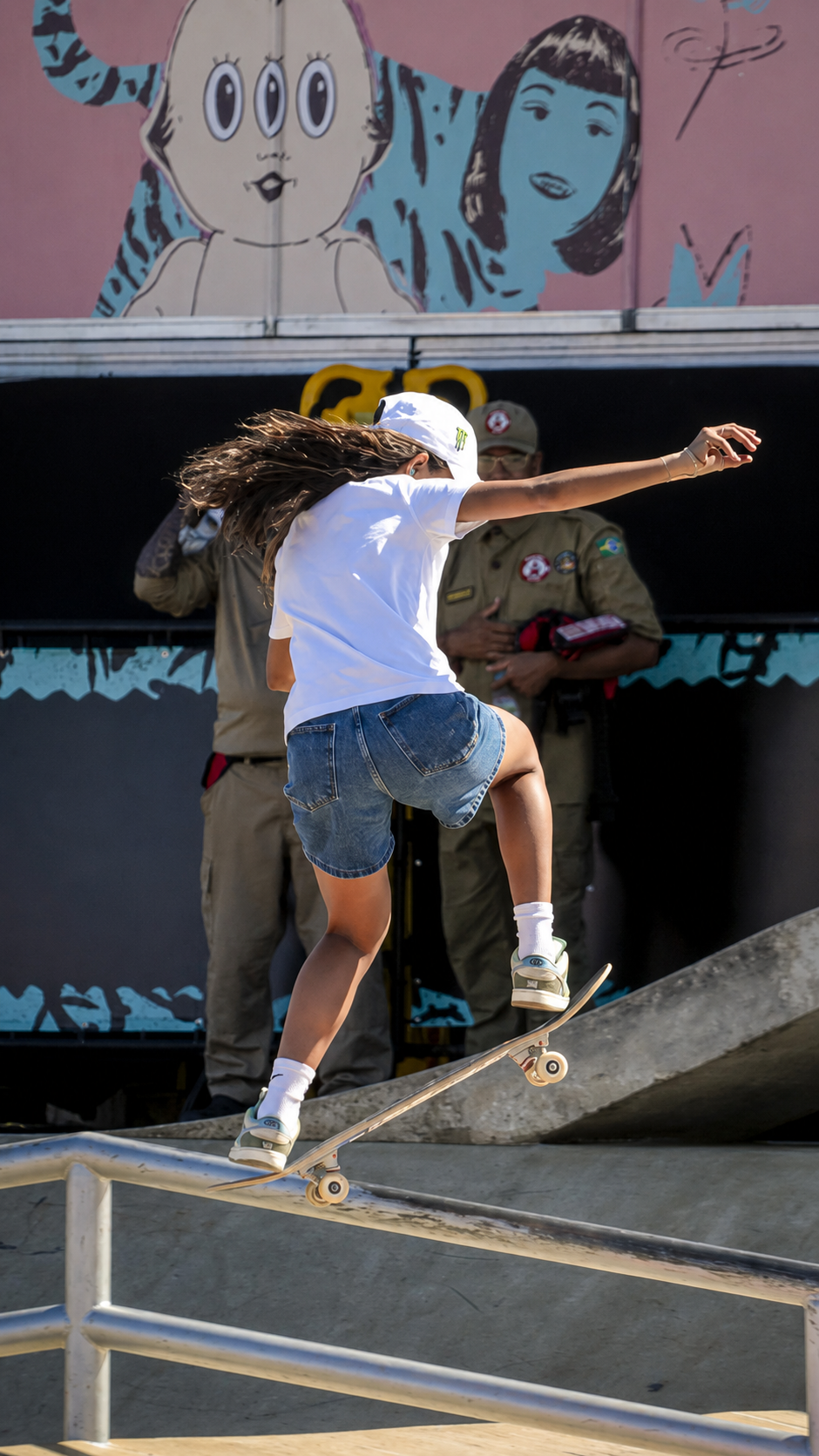 Rayssa Leal executa manobra de skate sobre um corrimão.