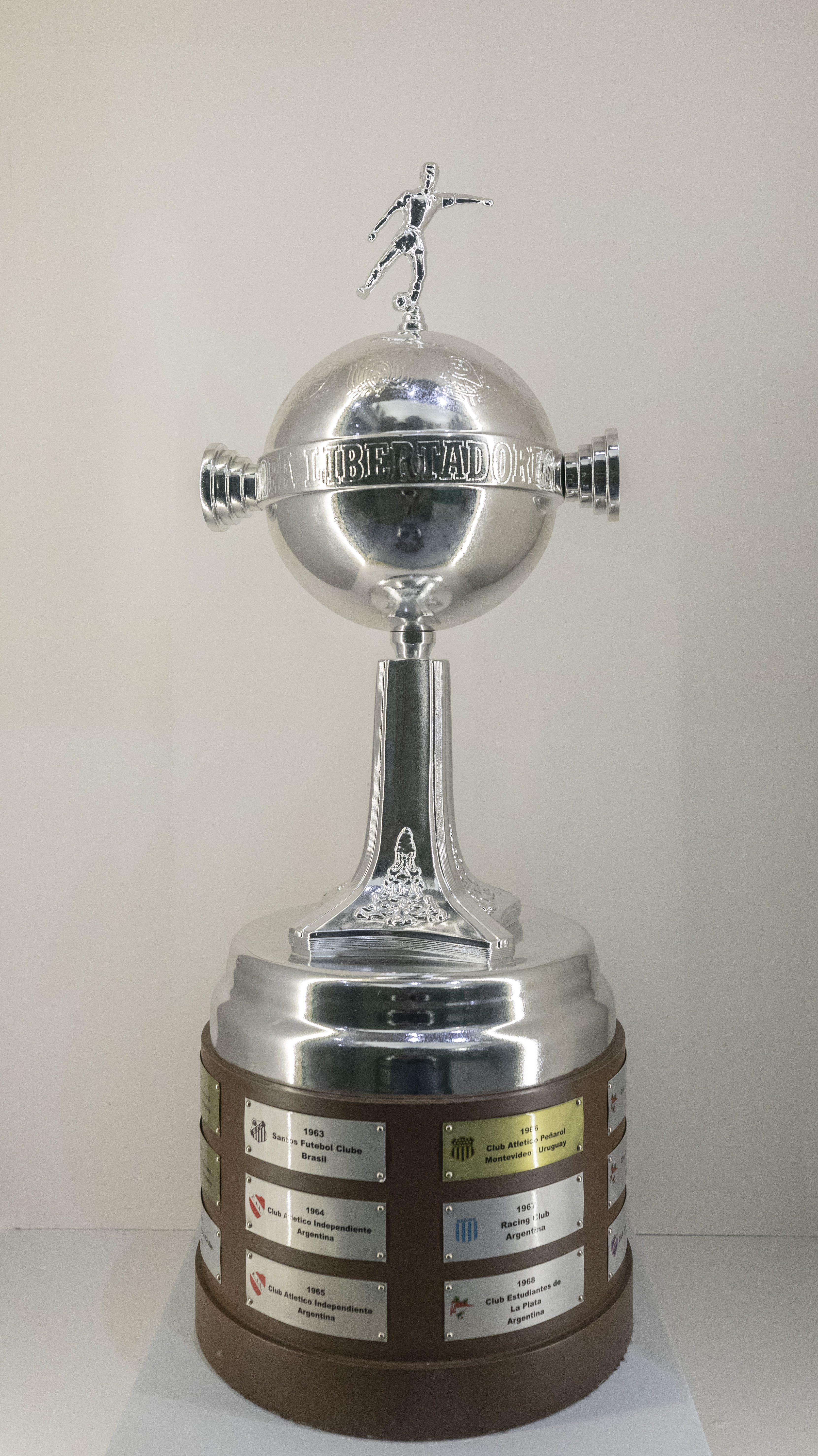 Taça da Copa Libertadores da América em exposição.