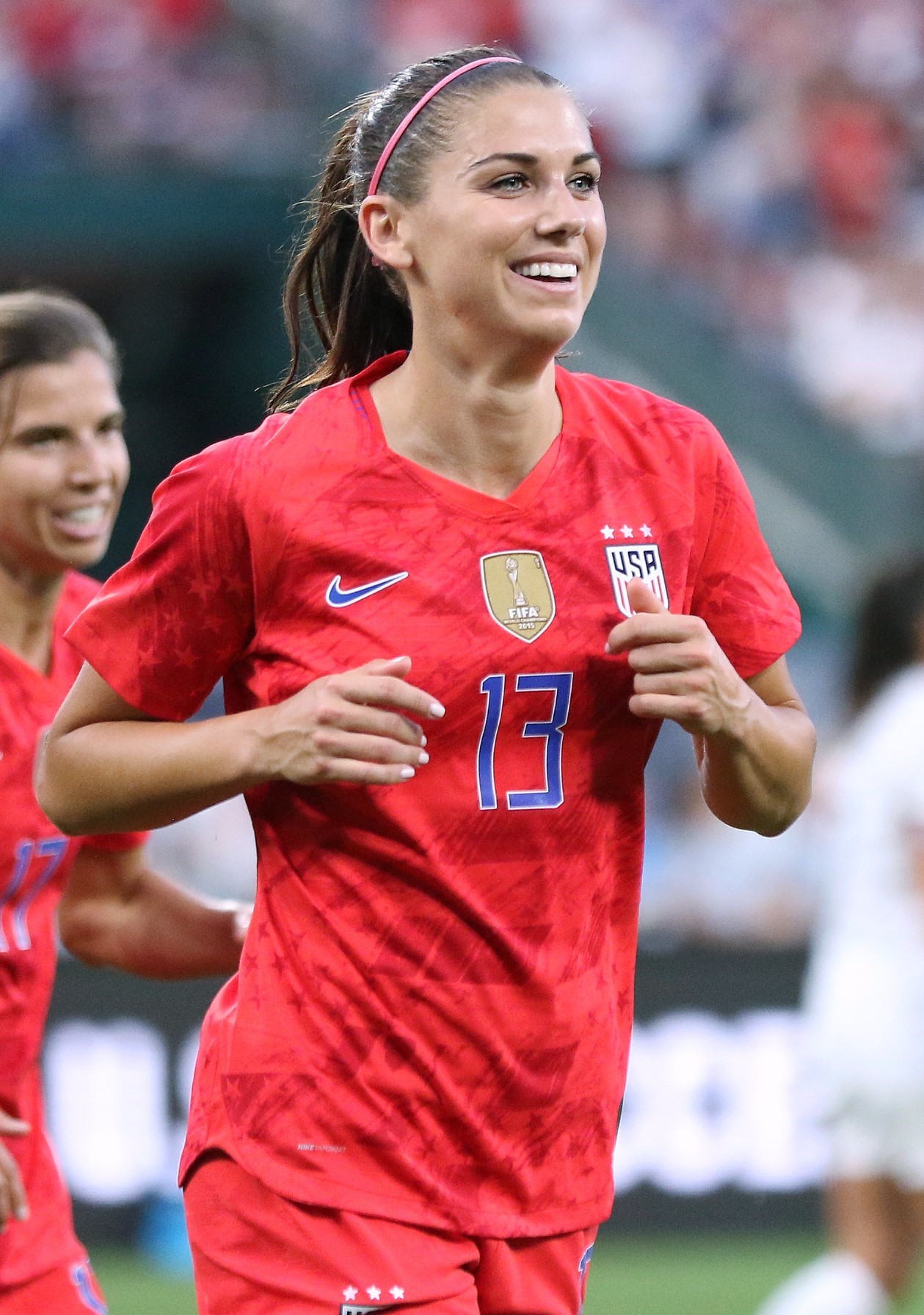 Alex Morgan em campo durante amistoso da seleção dos Estados Unidos.