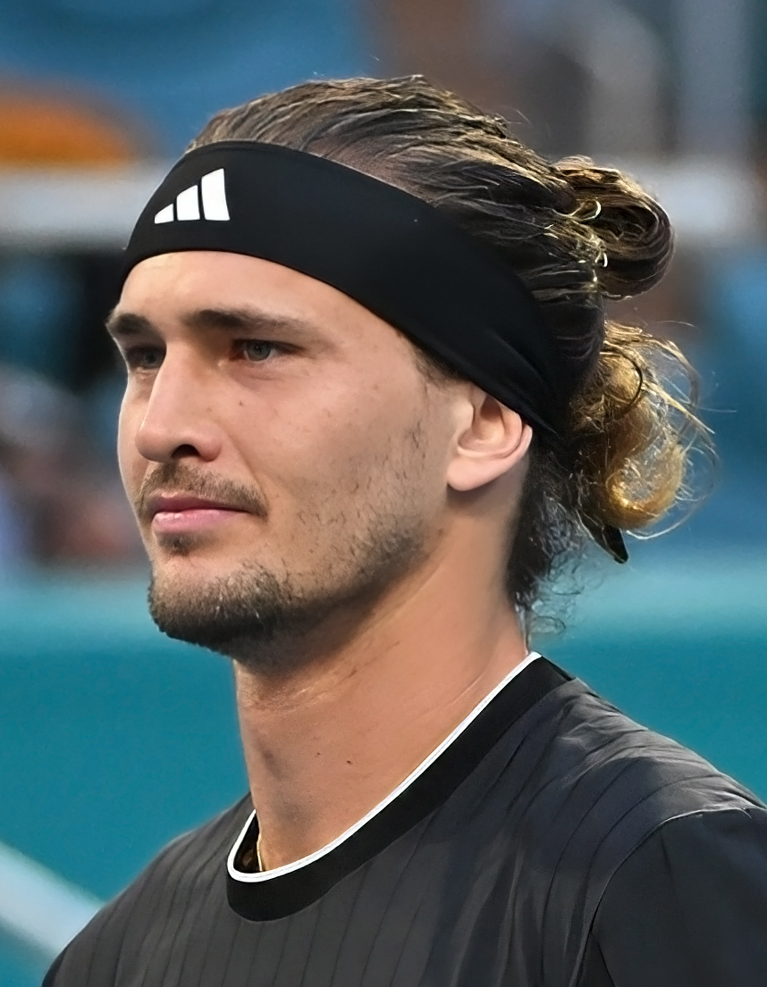 Alexander Zverev em close, usando faixa preta na cabeça.