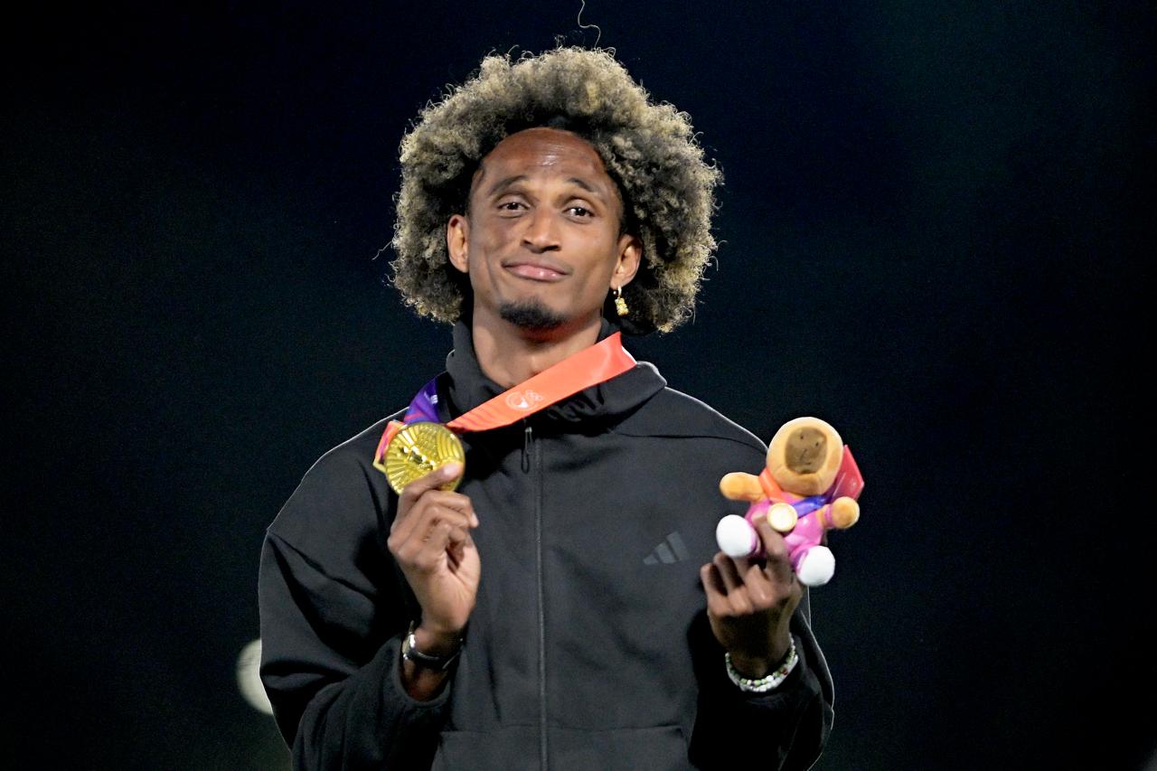 Alison dos Santos exibe medalha de ouro após conquista dos 400m rasos, com novo recorde dos Jogos Sul-Americanos na prova.
