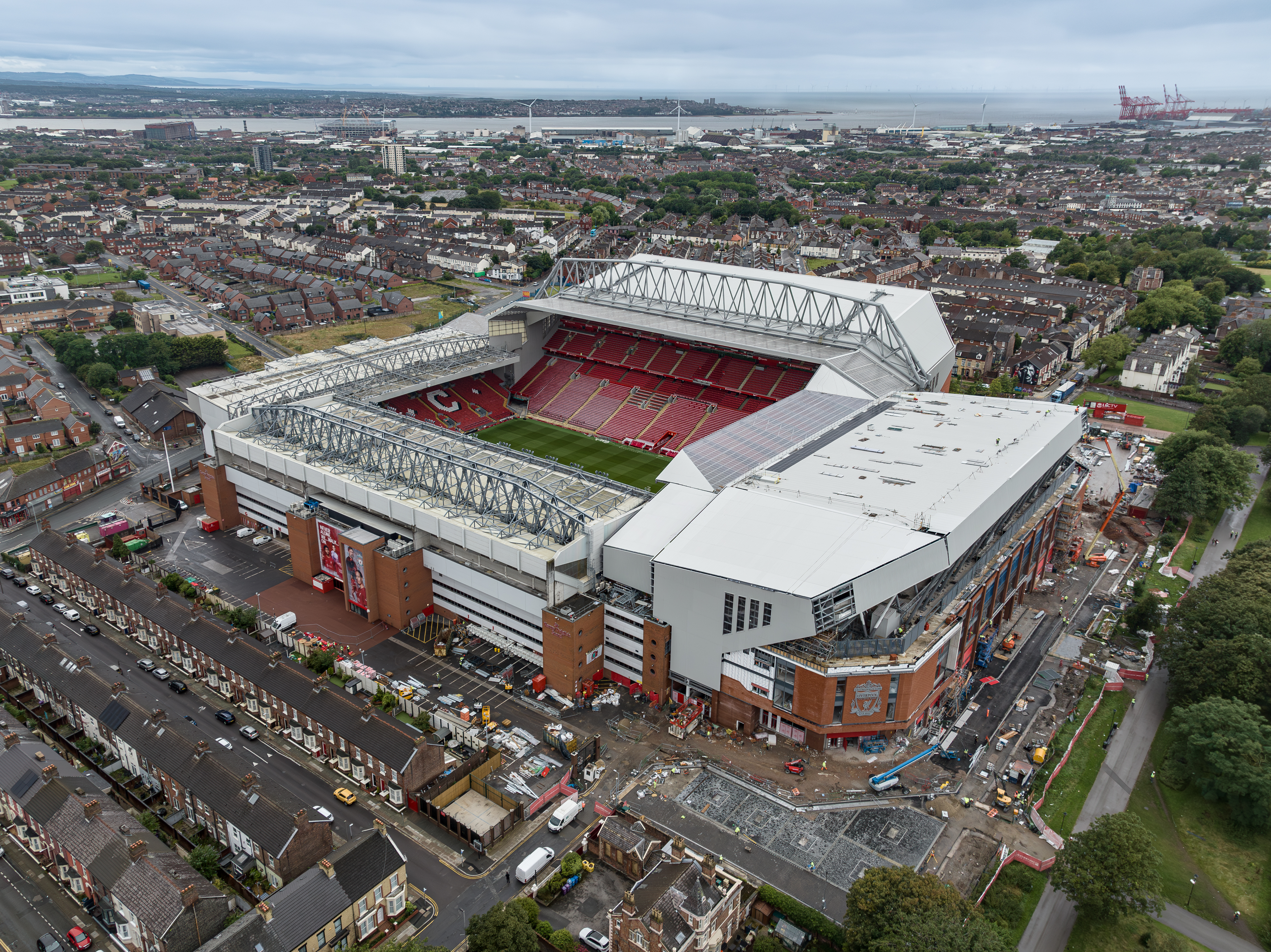 Anfield visto do alto em meio à área urbana de Liverpool.