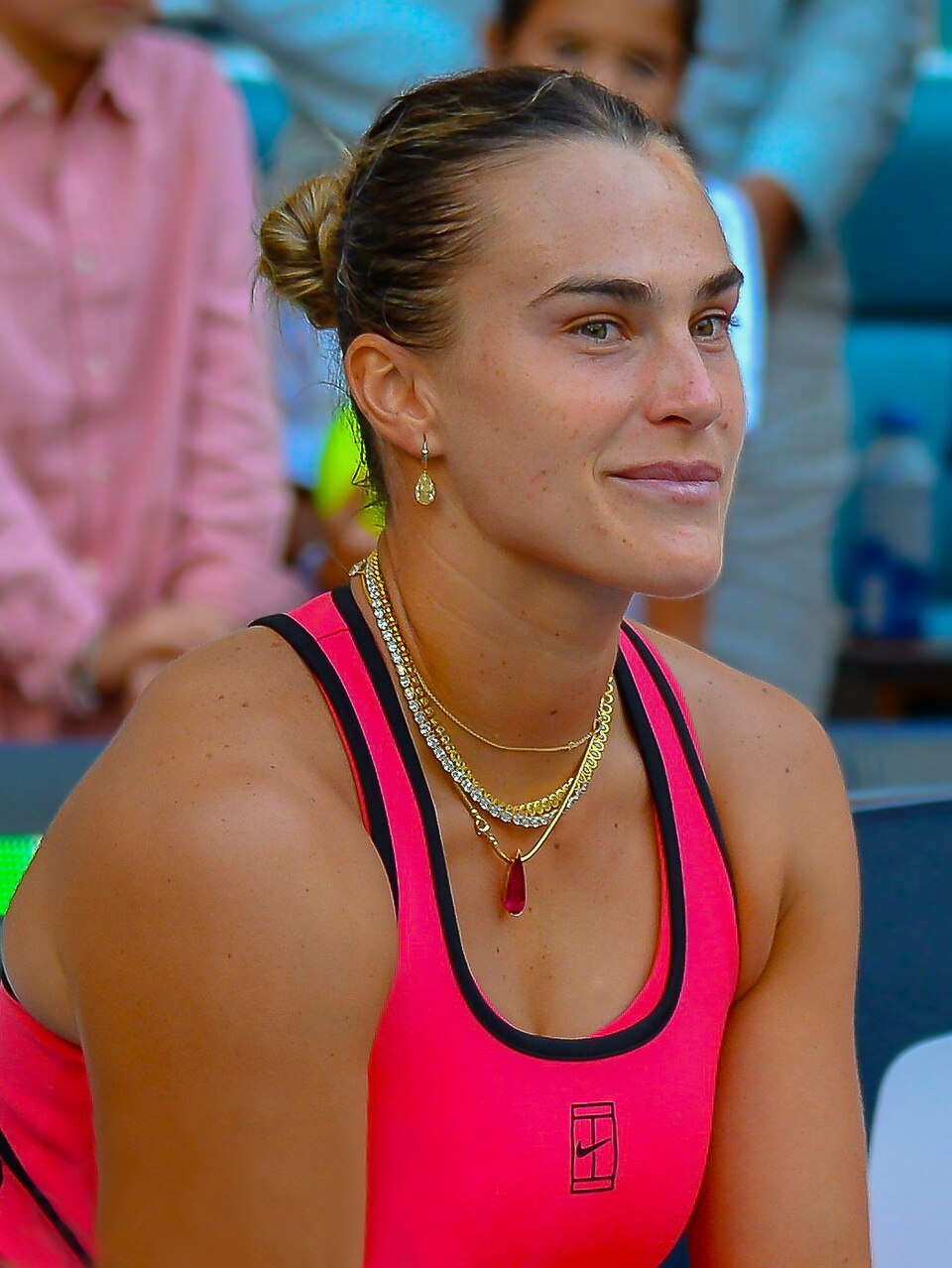Aryna Sabalenka usando uniforme rosa durante o Miami Open.