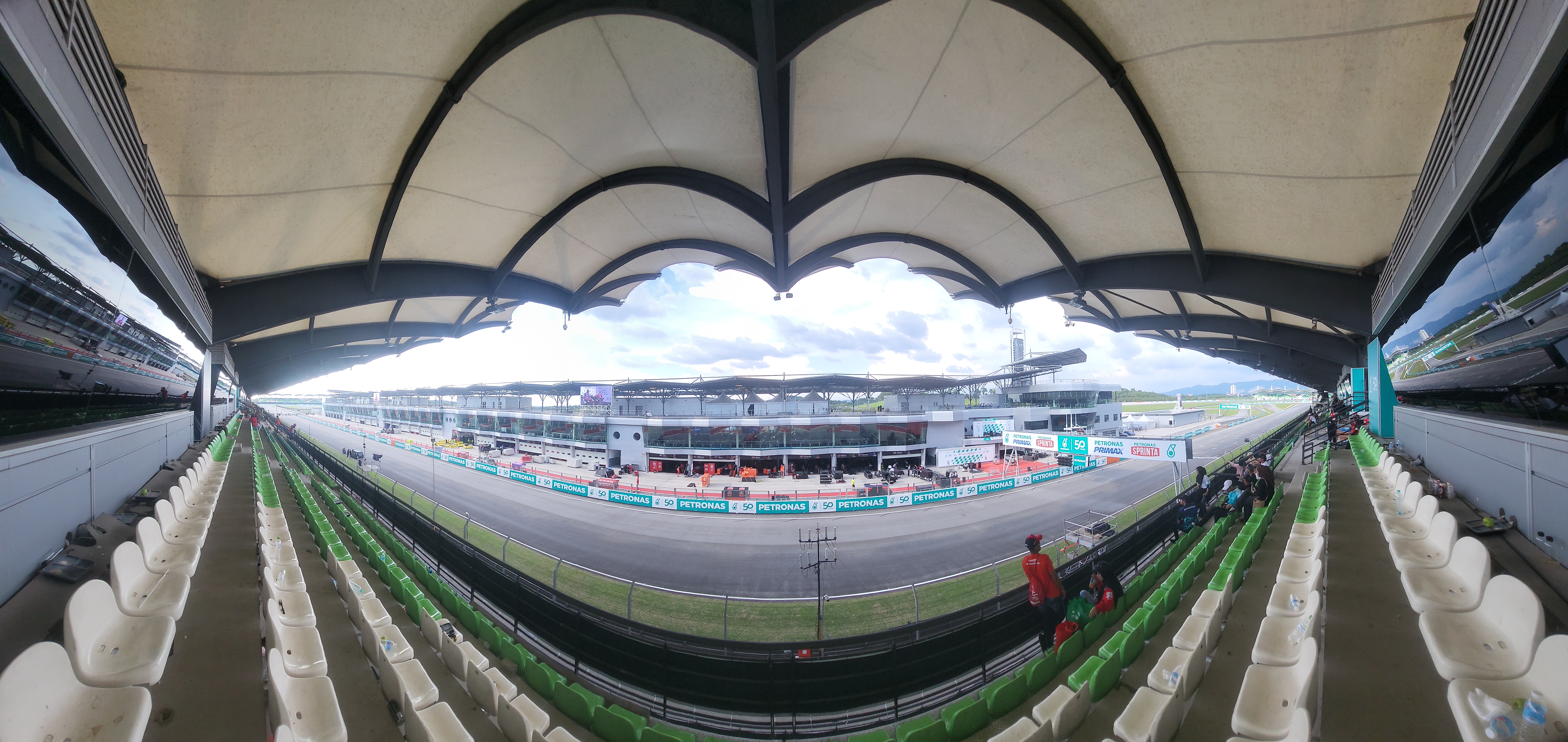 Vista panorâmica da reta principal, boxes e arquibancadas do Circuito Internacional de Sepang.
