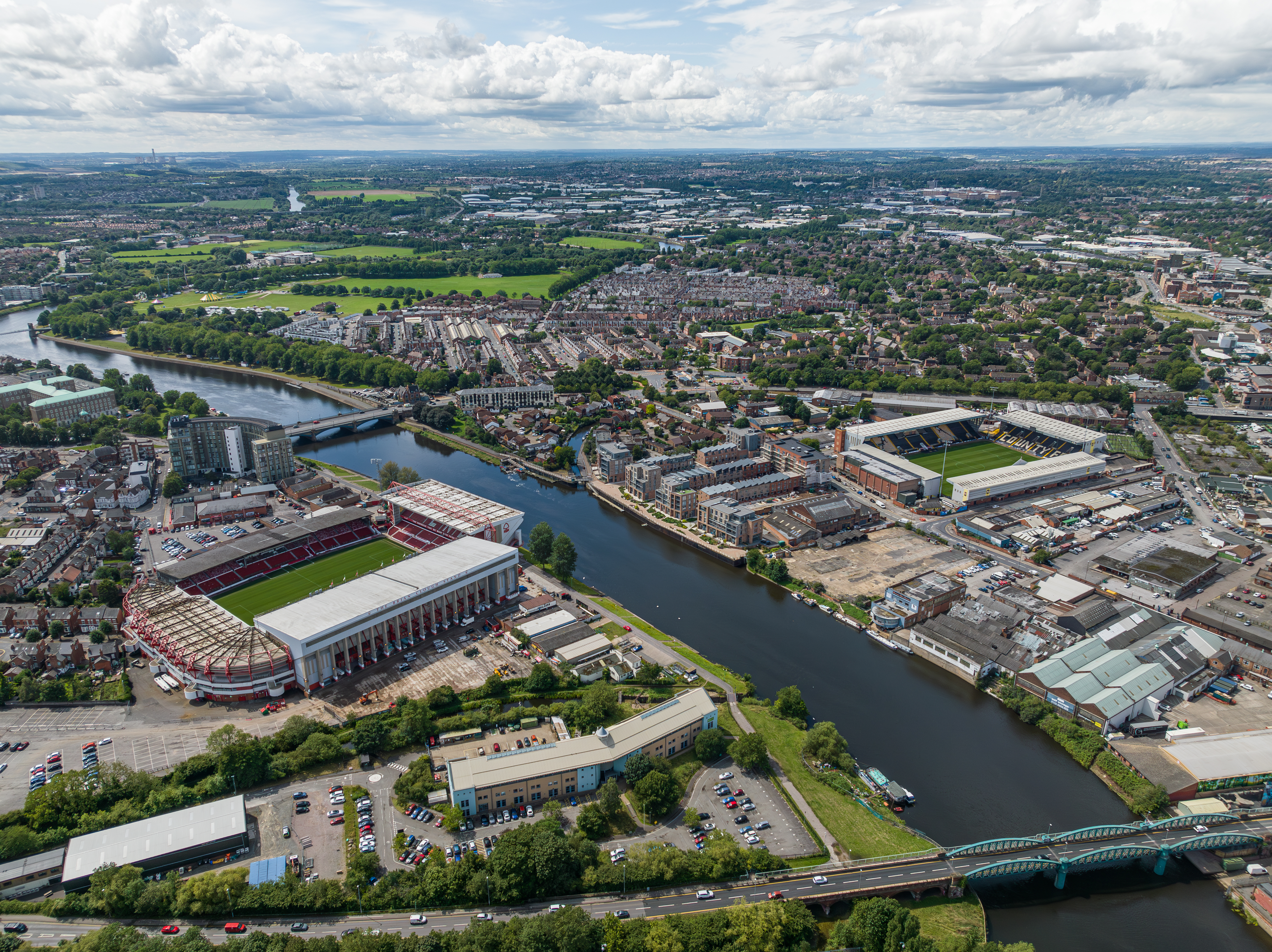 City Ground visto do alto próximo ao rio Trent em Nottingham.