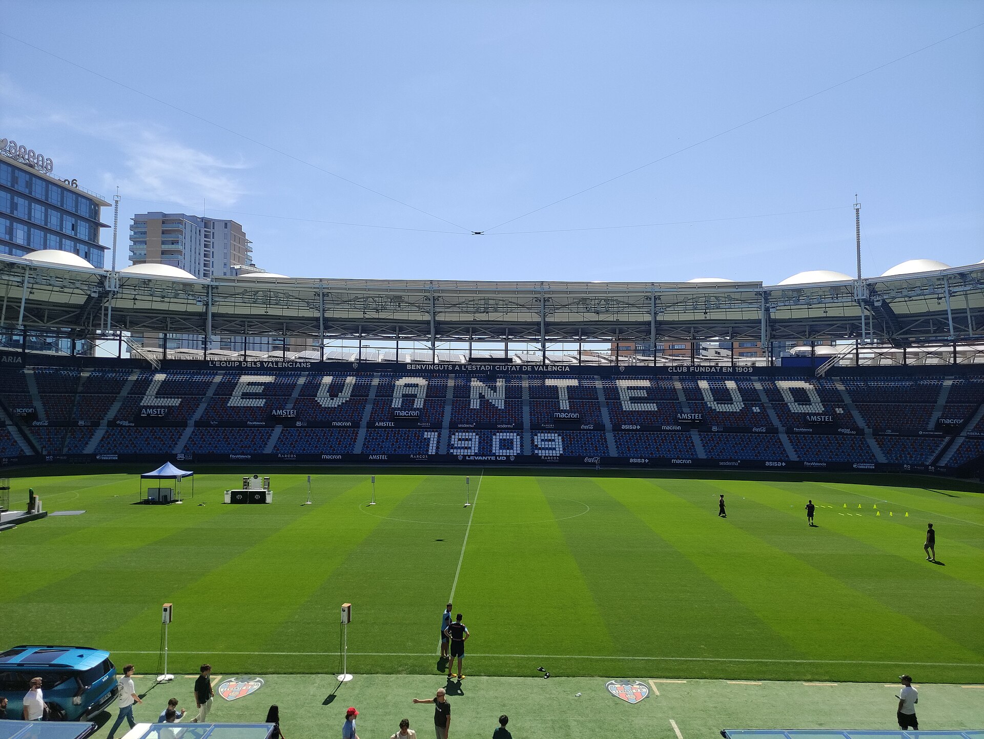 Gramado e arquibancadas azuis e vermelhas do Estadi Ciutat de València.