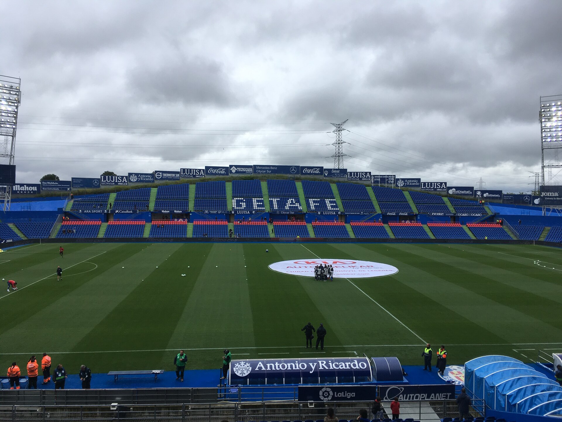 Gramado e arquibancadas azuis do Coliseum Alfonso Pérez, em Getafe.
