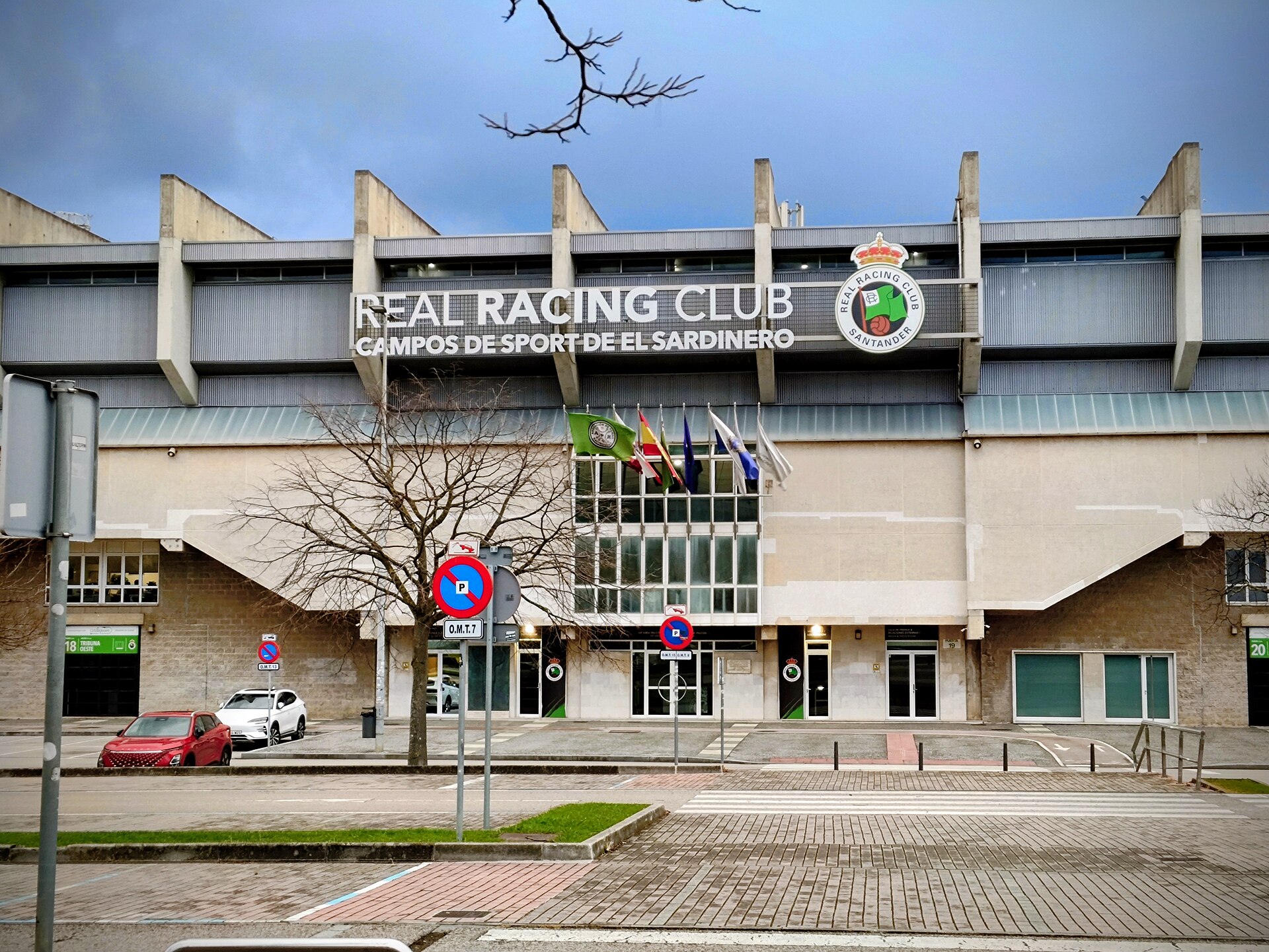 Fachada externa dos Campos de Sport de El Sardinero em Santander.