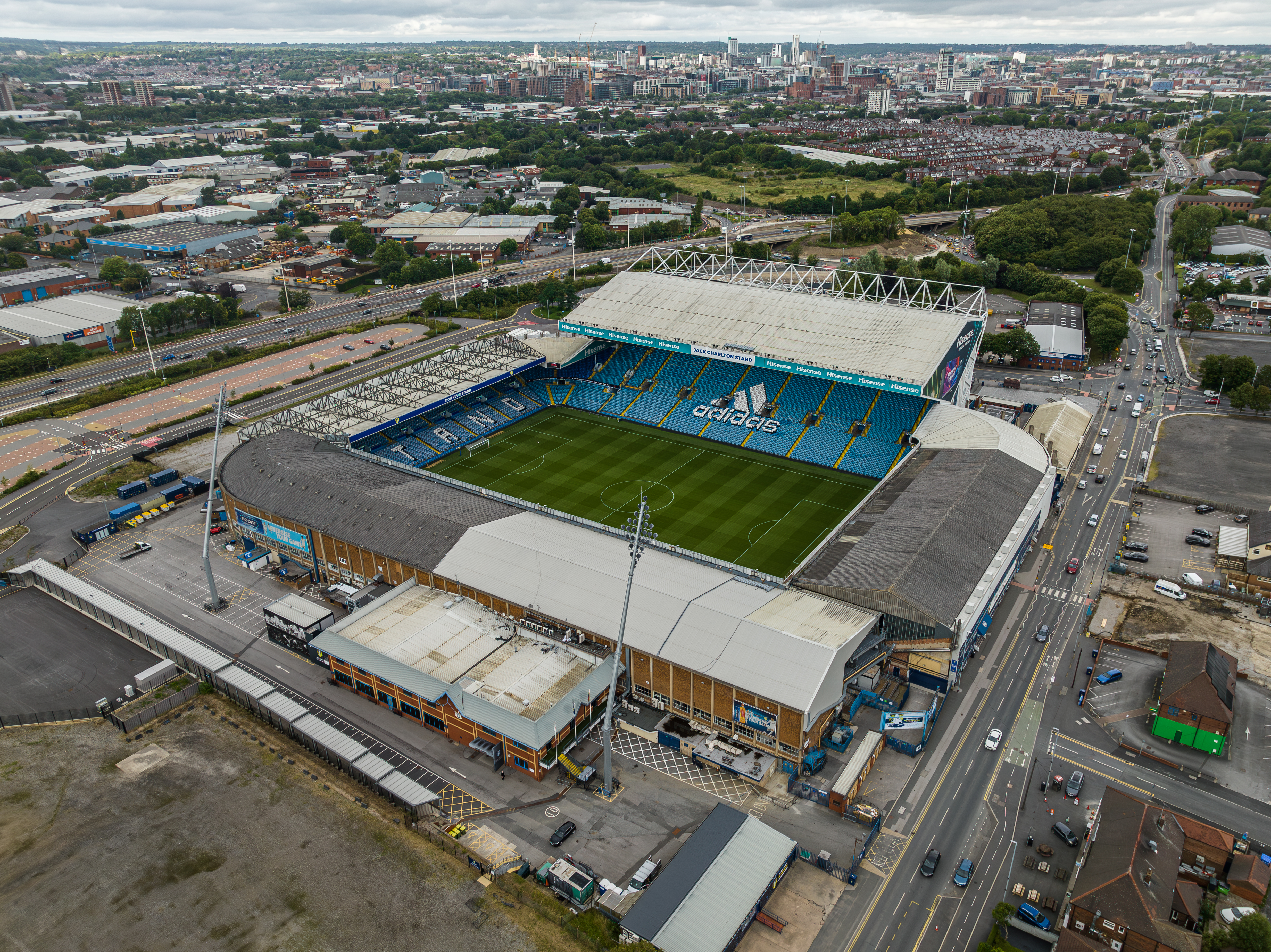 Elland Road visto do alto com campo, arquibancadas e área circundante.