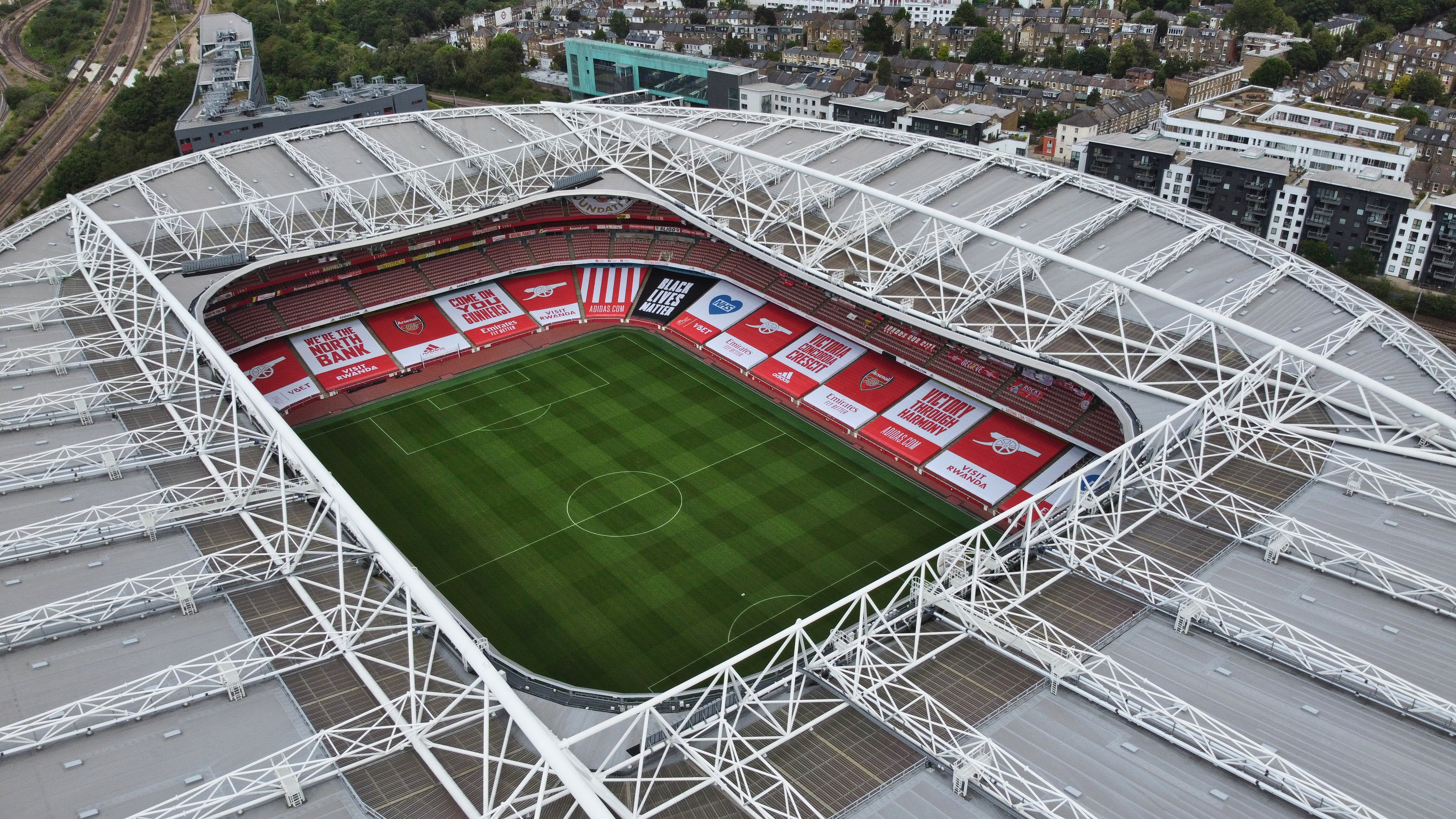 Emirates Stadium visto do alto em meio à área urbana de Londres.