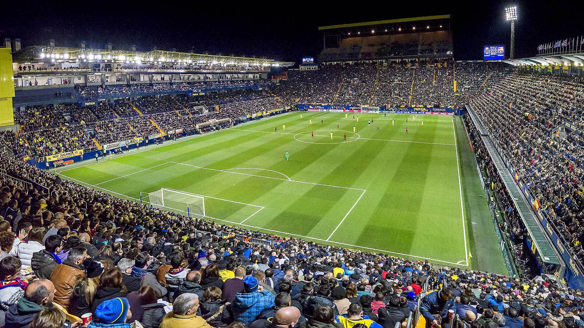 Vista interna do Estadio de la Cerámica com campo e arquibancadas ocupadas.