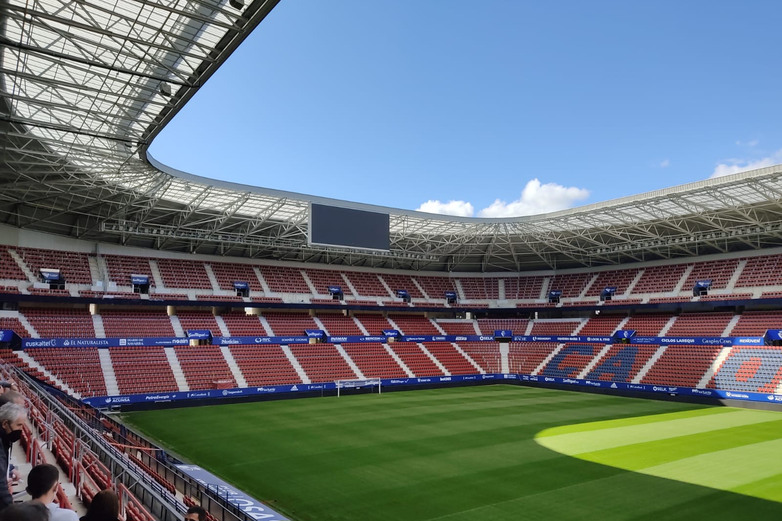 Arquibancadas vermelhas do Estádio El Sadar ao redor do gramado.