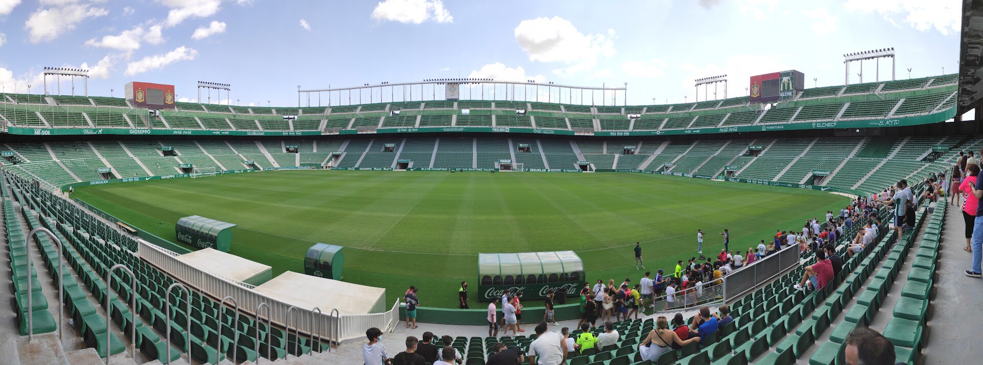 Gramado e arquibancadas verdes do Estádio Martínez Valero vistos da tribuna.