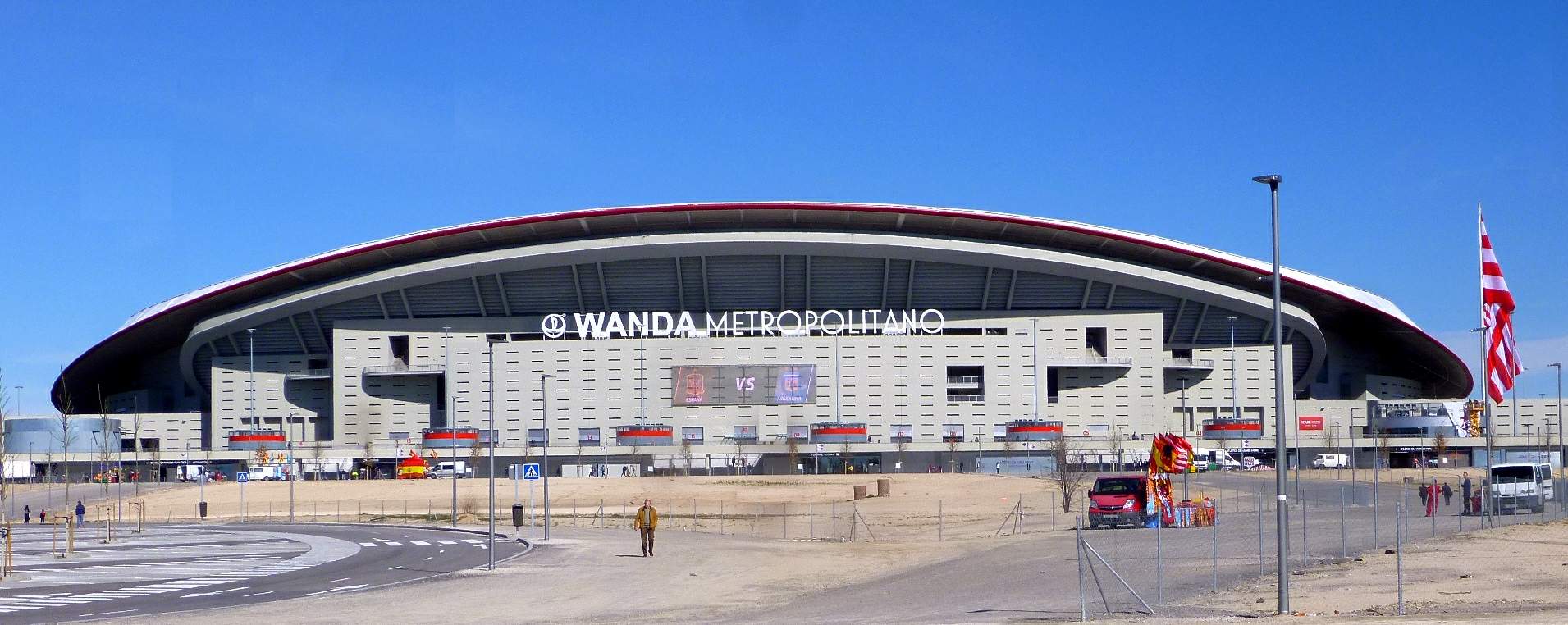 Vista externa frontal do Estádio Metropolitano com sua cobertura e fachada.