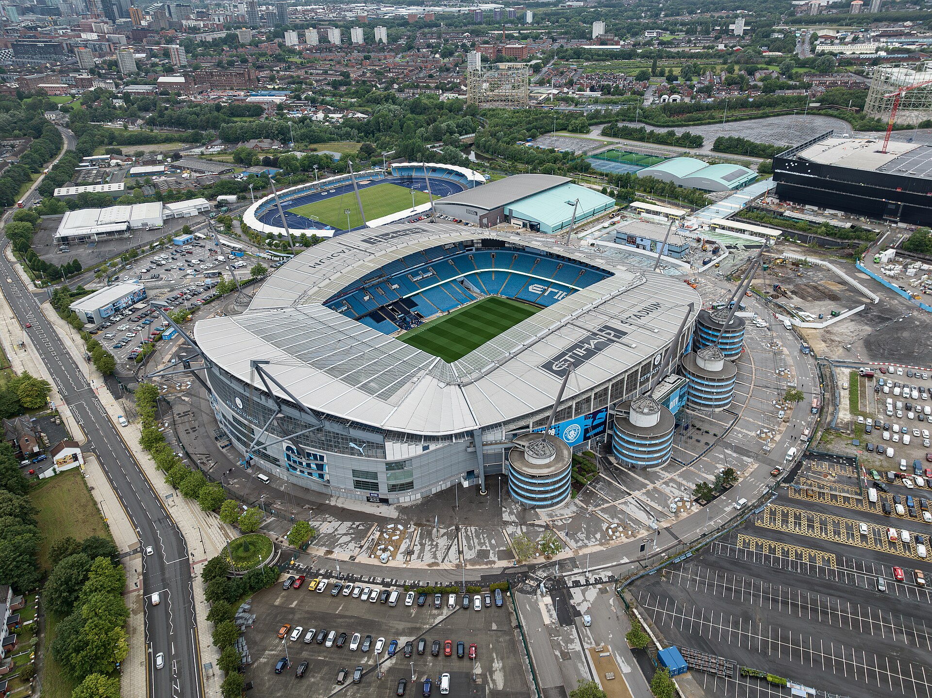 Etihad Stadium visto do alto com o campo e o complexo ao redor.