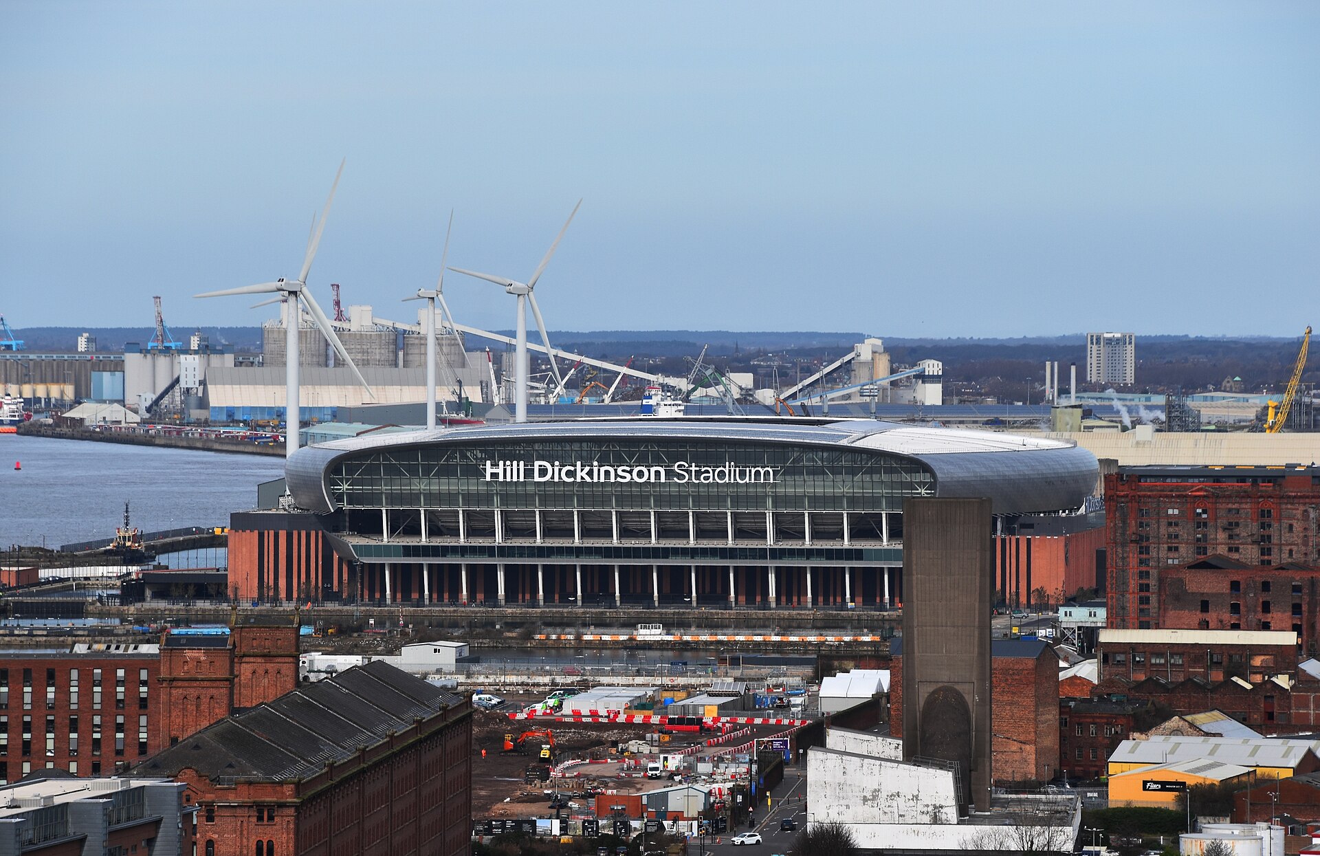 Hill Dickinson Stadium visto do alto na zona portuária de Liverpool.