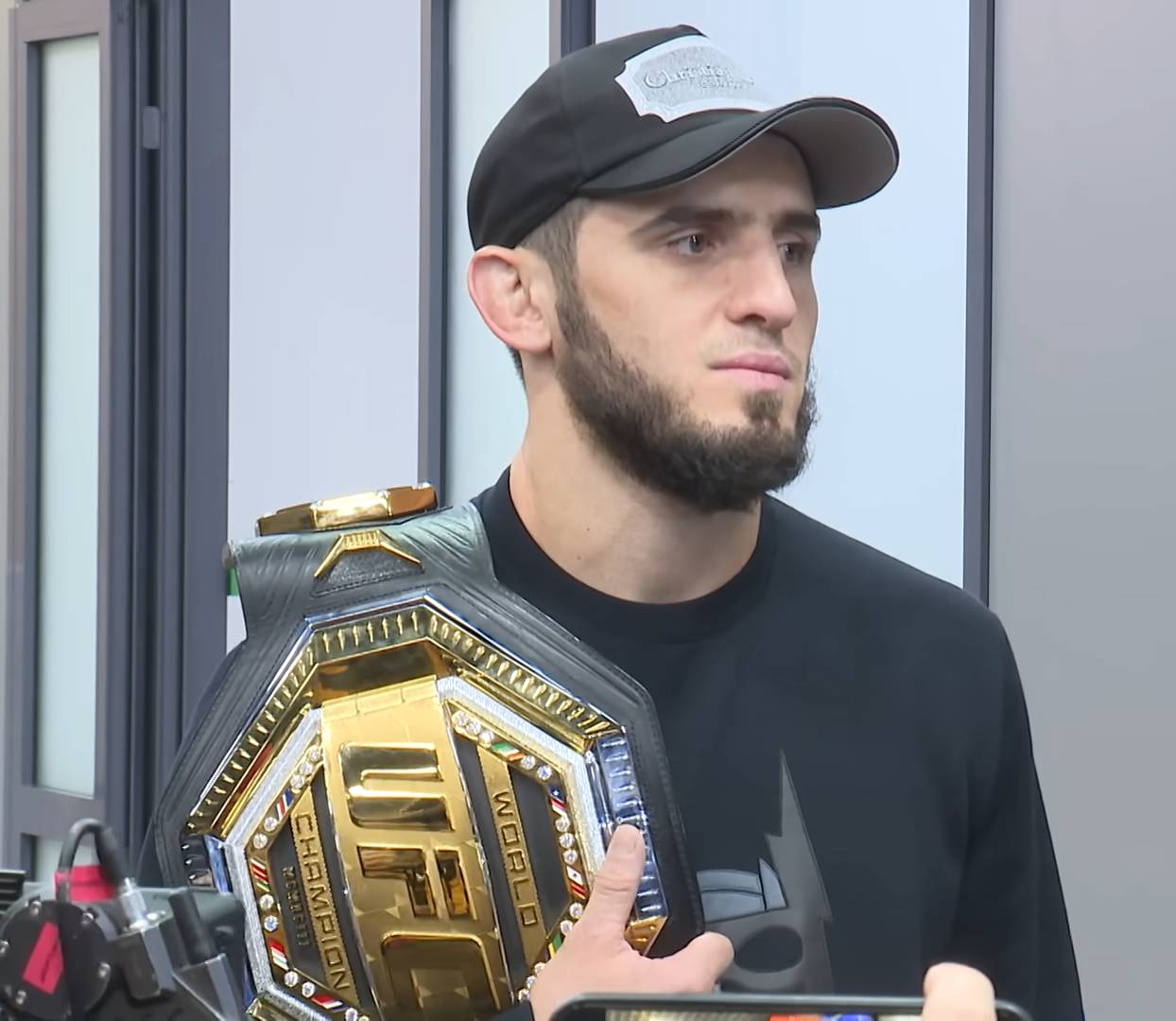 Islam Makhachev segurando o cinturão do UFC em 2022.