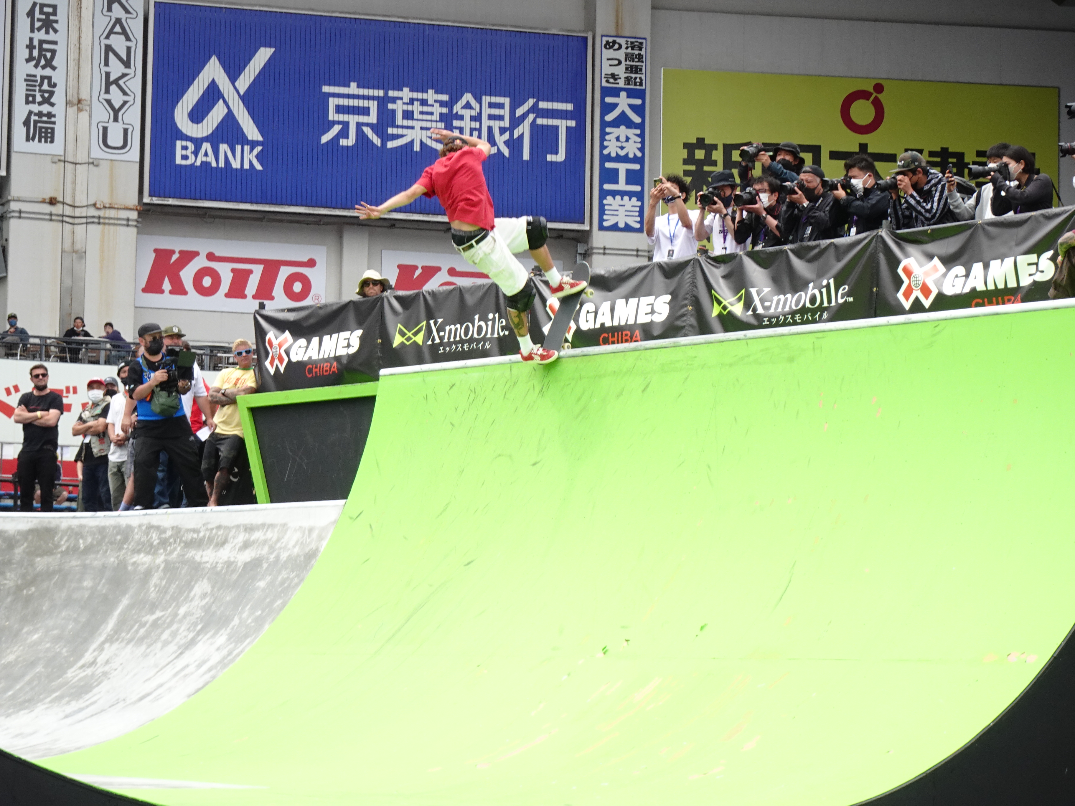 Jagger Eaton anda de skate na pista do X Games Chiba 2022, com painéis do evento ao fundo.