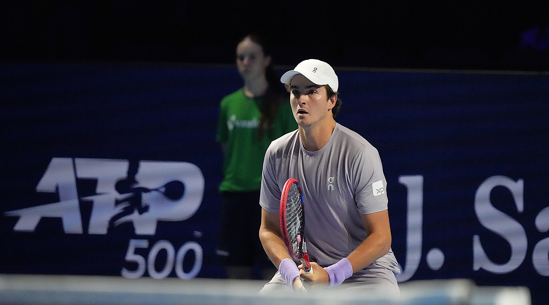 João Fonseca em quadra no Swiss Indoors Basel 2025.