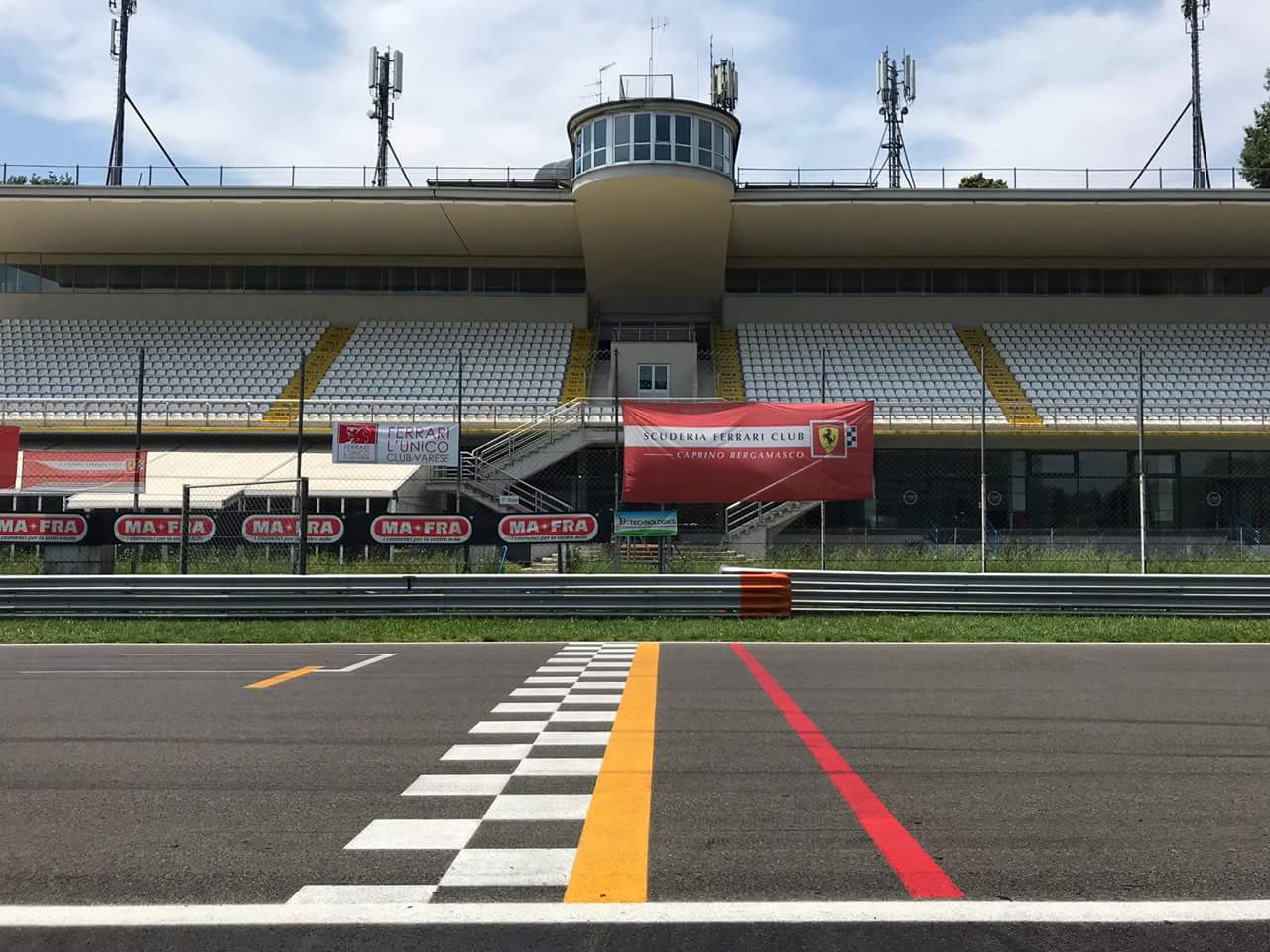 Linha de chegada de Monza diante da arquibancada principal.