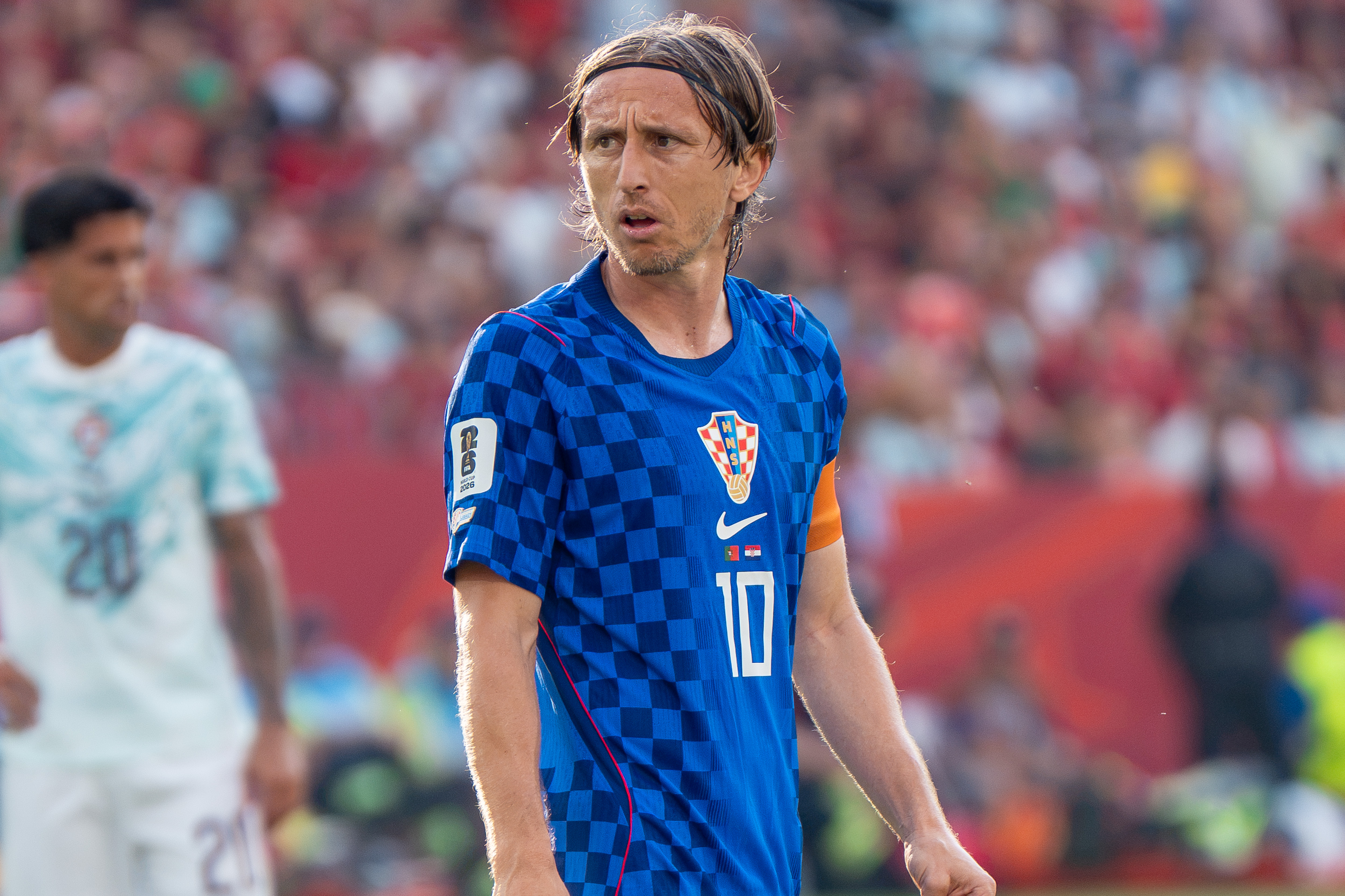 Luka Modrić vestindo a camisa azul número 10 da seleção da Croácia e a braçadeira de capitão.