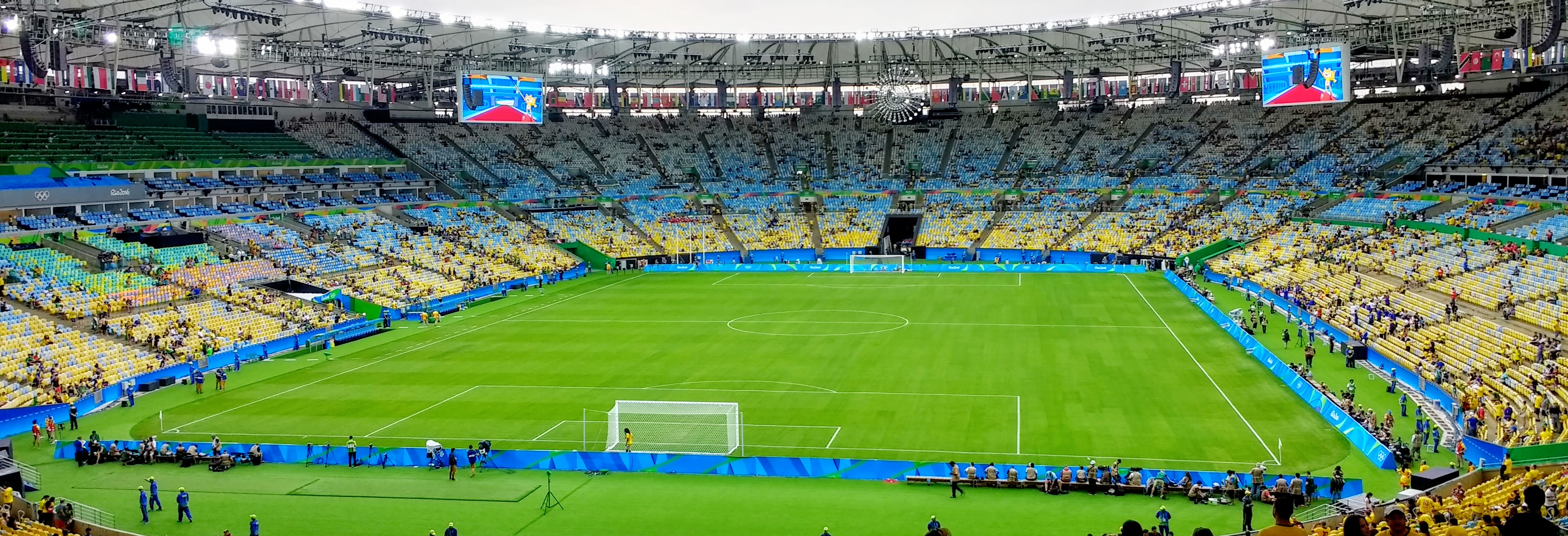 Vista panorâmica do gramado e das arquibancadas do Maracanã.