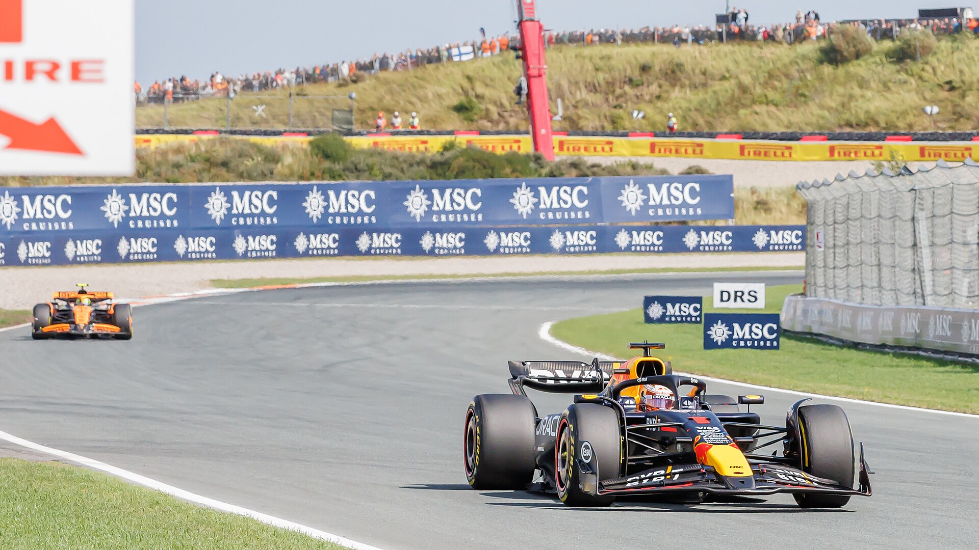 Max Verstappen na pista do Circuit Zandvoort com o Red Bull durante o GP da Holanda de 2024.