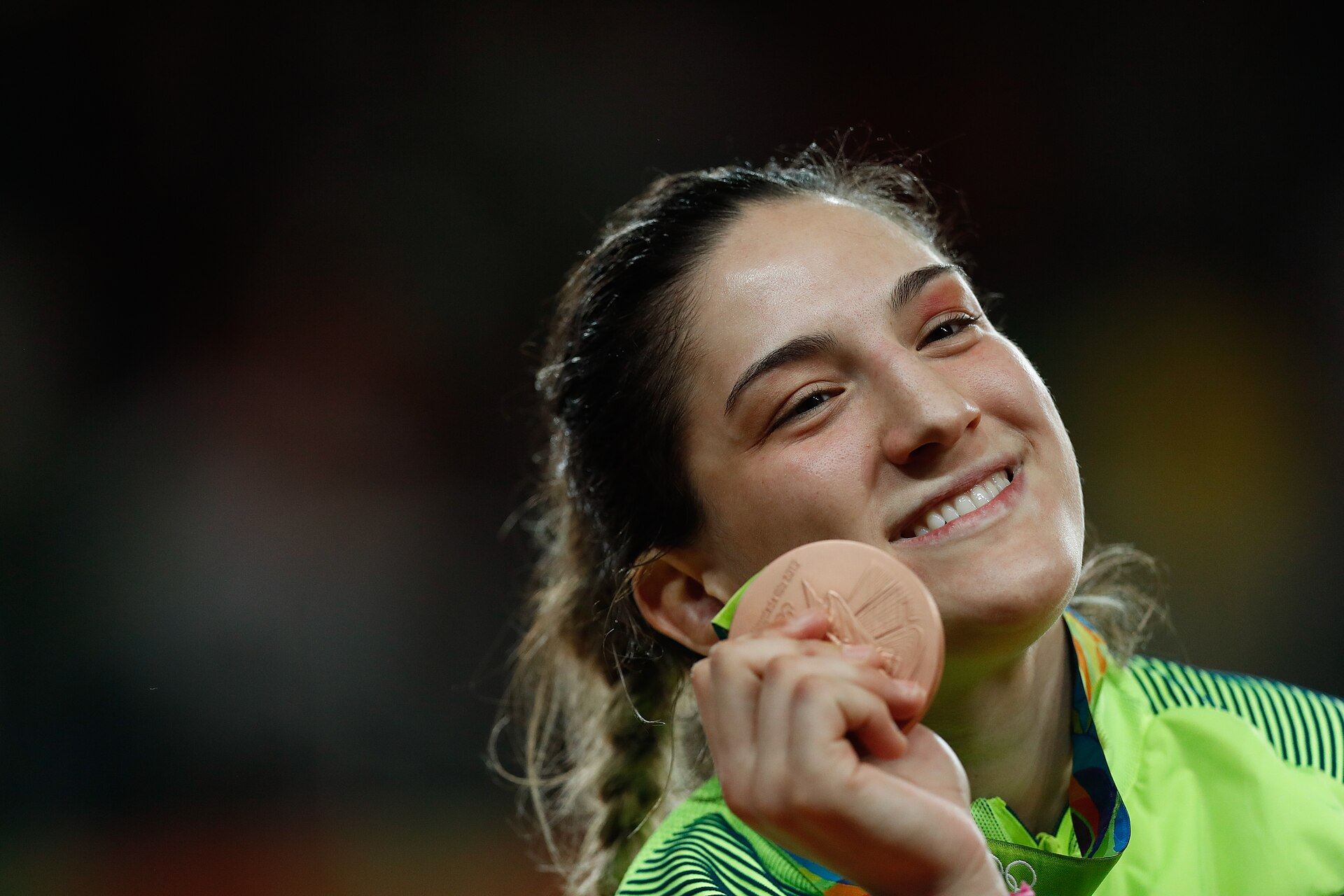 Mayra Aguiar sorrindo com a medalha de bronze dos Jogos Olímpicos Rio 2016.