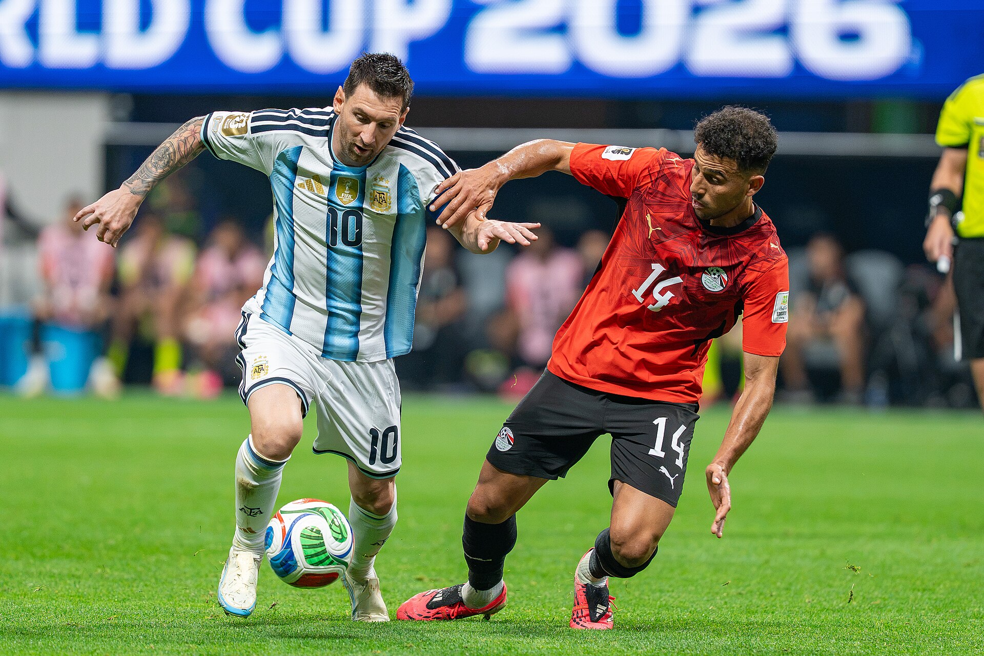 Lionel Messi e Hamdy Fathy durante partida entre Argentina e Egito na Copa do Mundo de 2026.