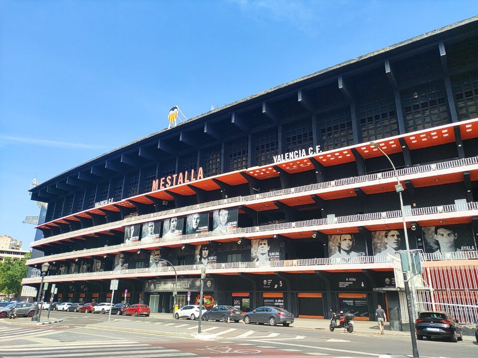 Fachada externa do Mestalla com letreiro do estádio e escudo do Valencia CF.