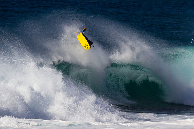 Michael Novy pratica bodyboard em uma onda em Backdoor, no Havaí.