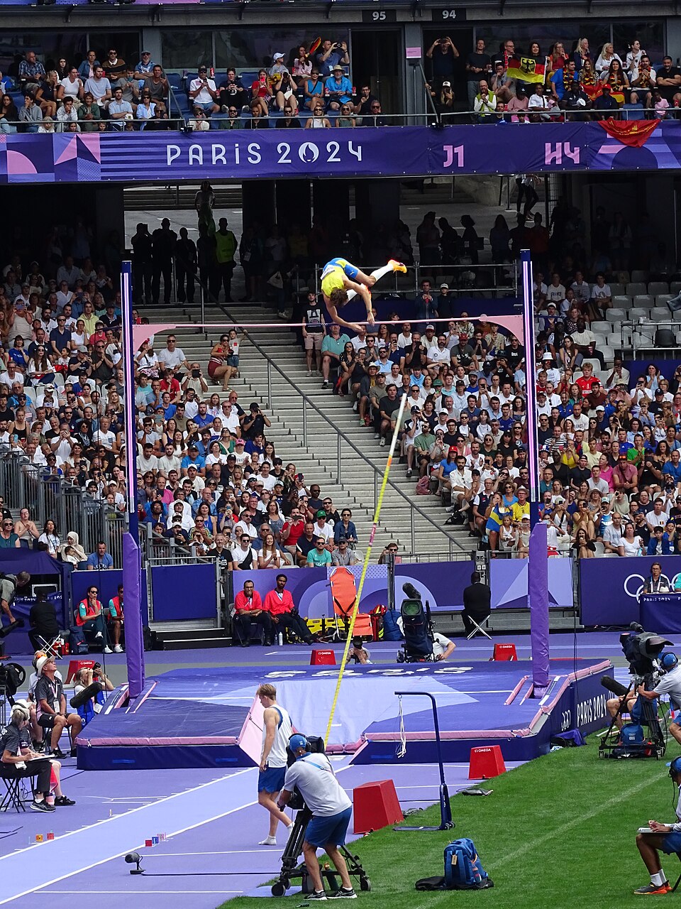 Armand Duplantis passa sobre o sarrafo durante a classificação olímpica do salto com vara em Paris 2024.