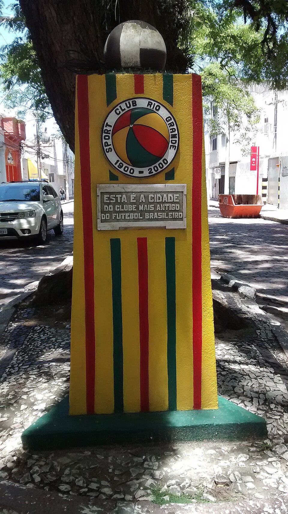 Monumento com referência ao Sport Club Rio Grande.