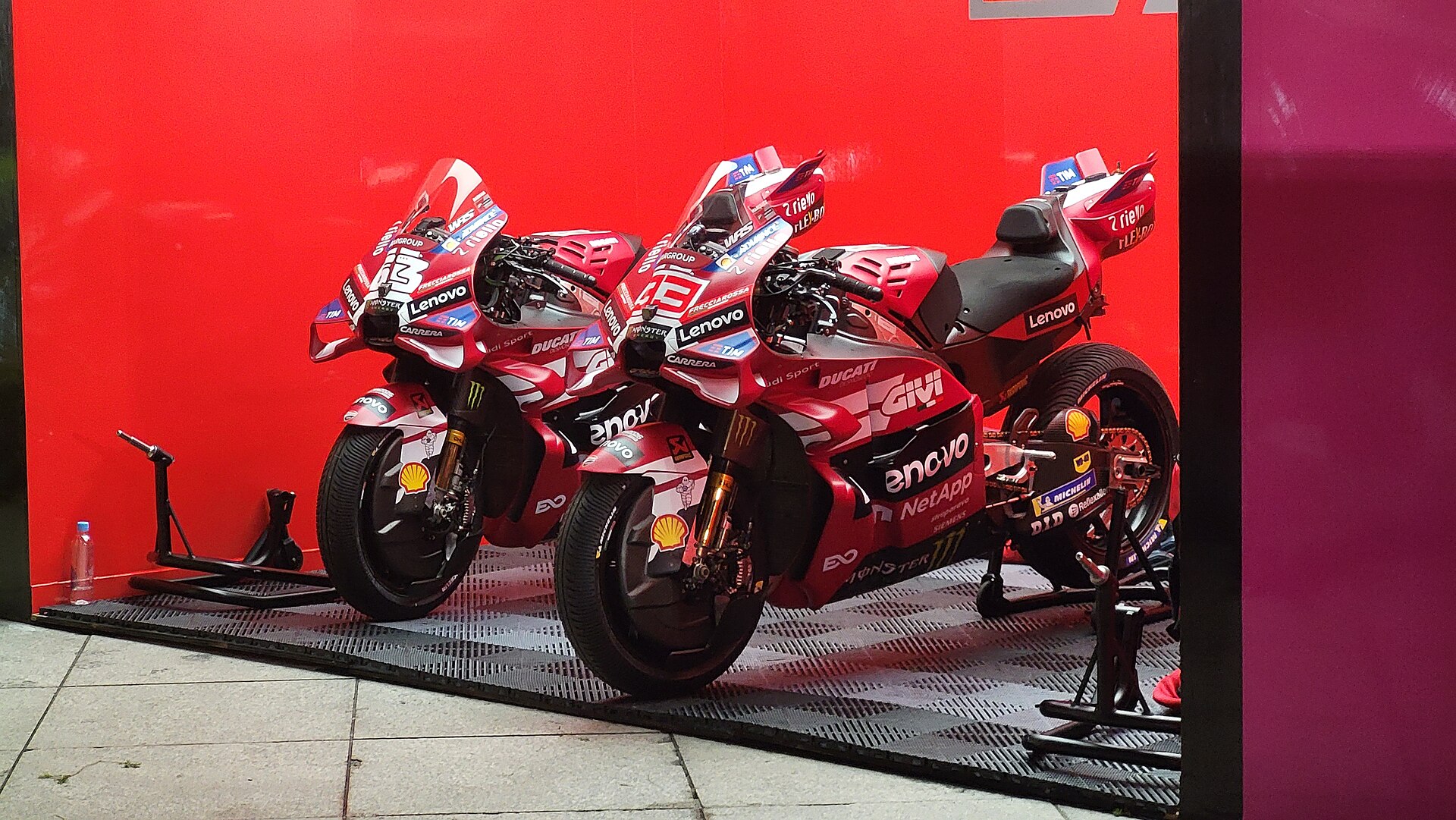 Duas motocicletas da MotoGP expostas lado a lado no lançamento da temporada 2026.