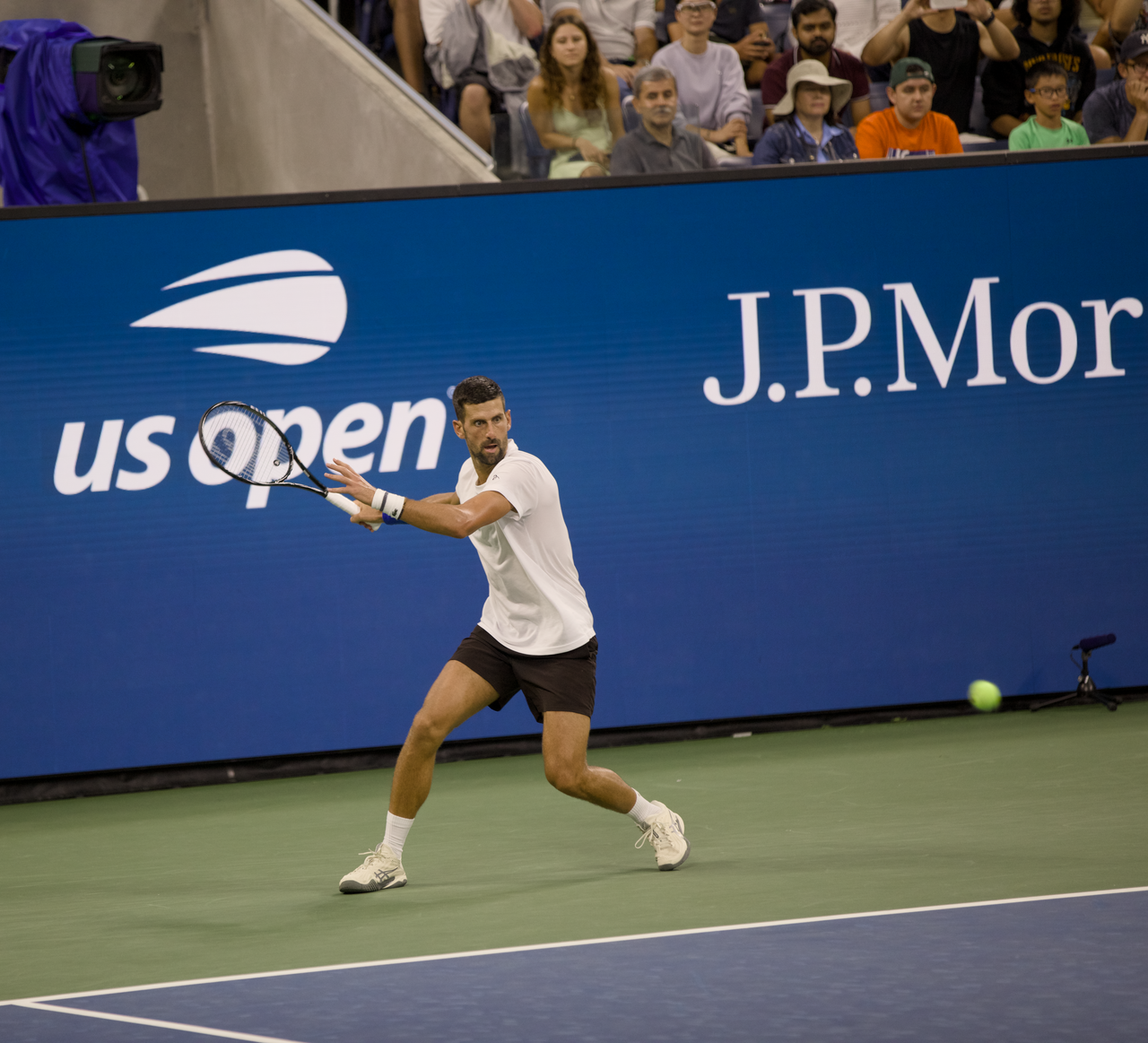 Novak Djokovic em quadra no Arthur Ashe Stadium.