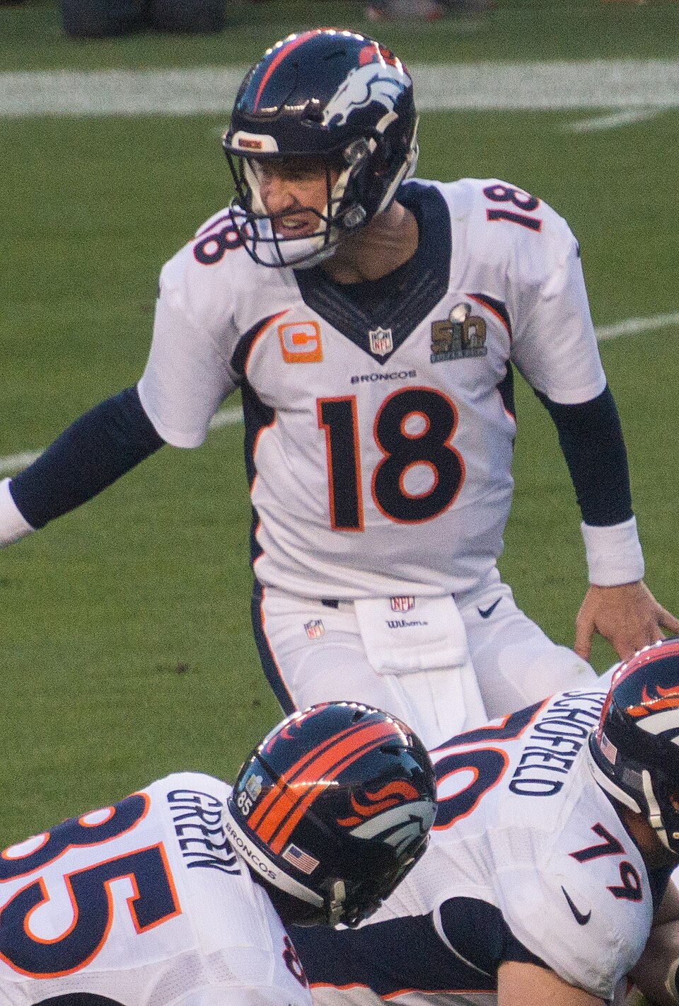 Peyton Manning em campo com o uniforme do Denver Broncos durante o Super Bowl 50.