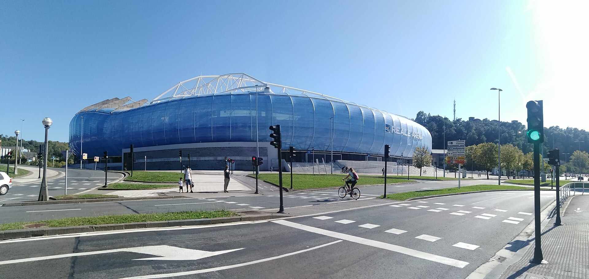Vista externa da Reale Arena com vias, ciclovia e área urbana no entorno.