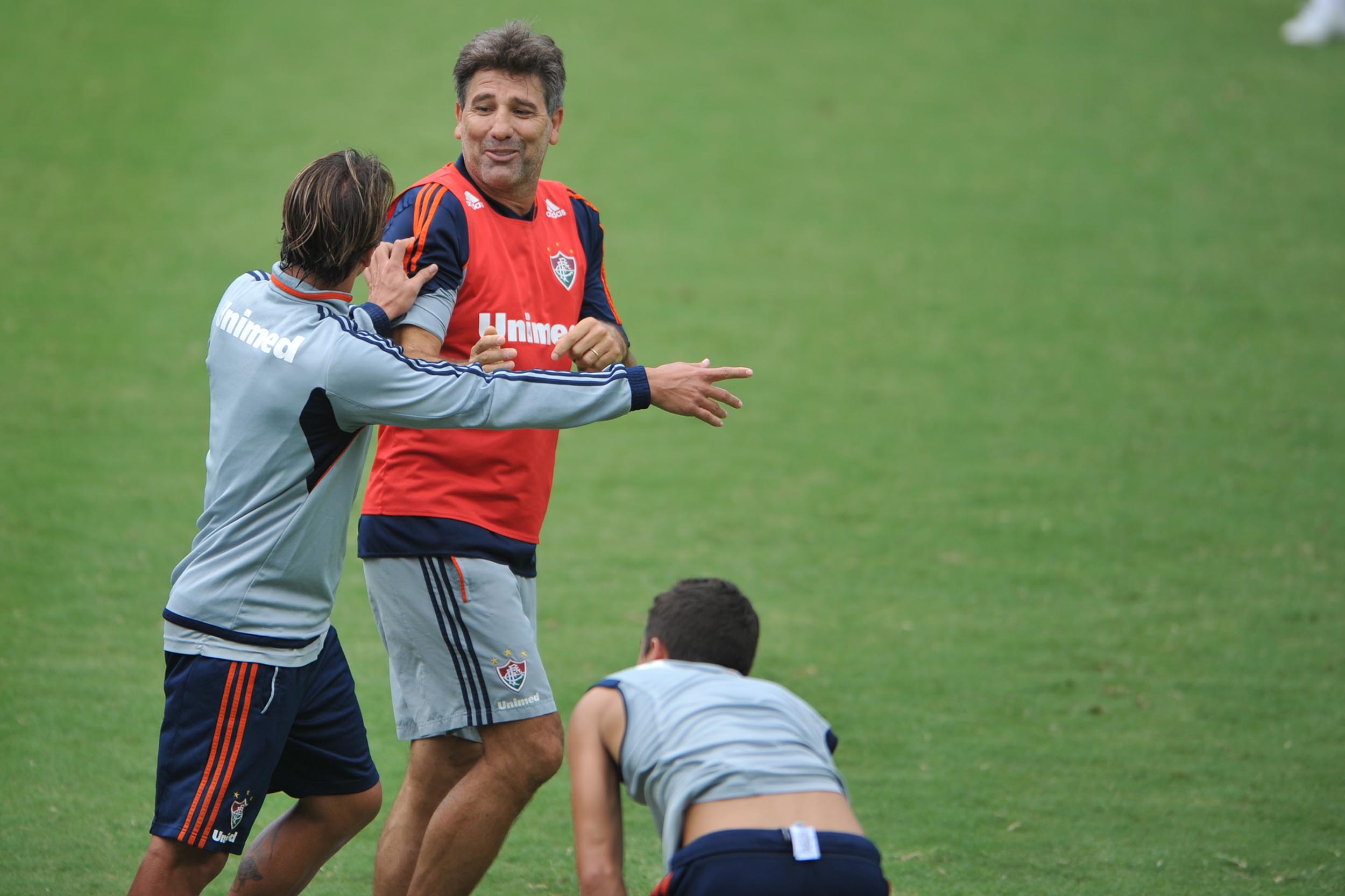 Renato Portaluppi com uniforme de treino do Fluminense em campo.