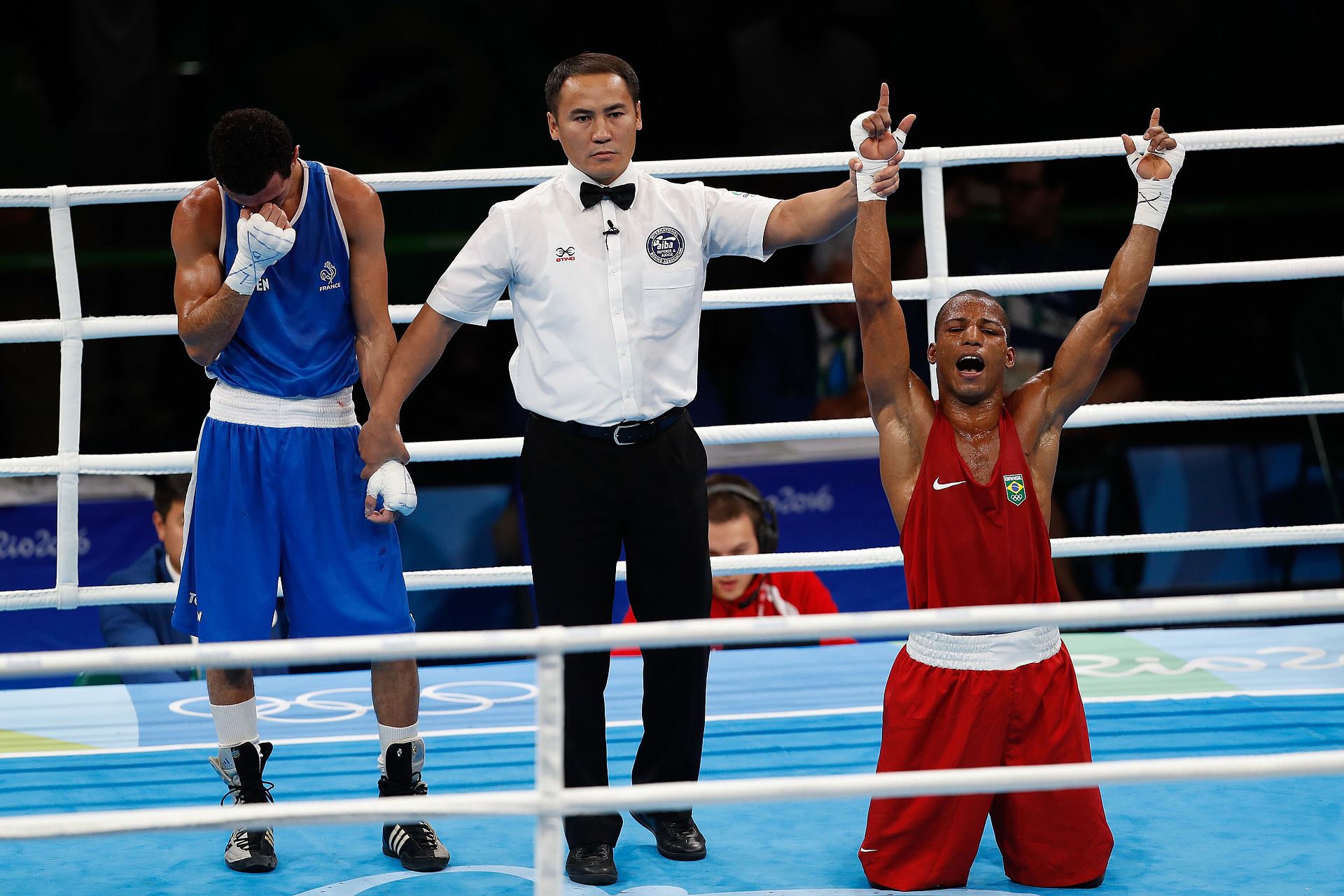 Robson Conceição no ringue durante a final olímpica do boxe peso ligeiro nos Jogos Rio 2016.
