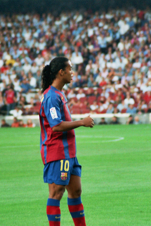 Ronaldinho com o uniforme do Barcelona em campo durante uma partida.