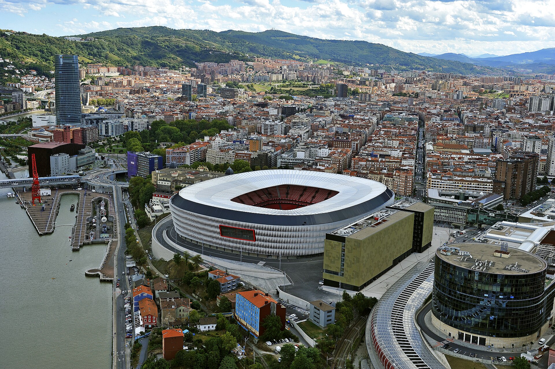 Estádio San Mamés visto do alto em meio à área urbana de Bilbao.