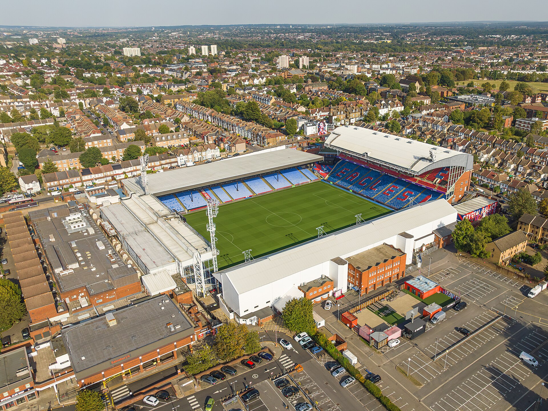 Selhurst Park visto do alto com campo, arquibancadas e ruas do entorno.