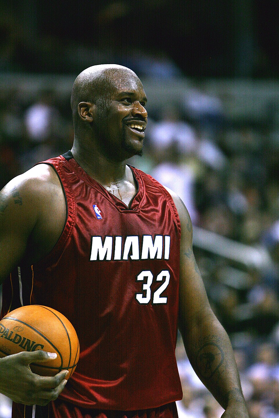 Shaquille O’Neal com o uniforme do Miami Heat e a bola durante uma partida.