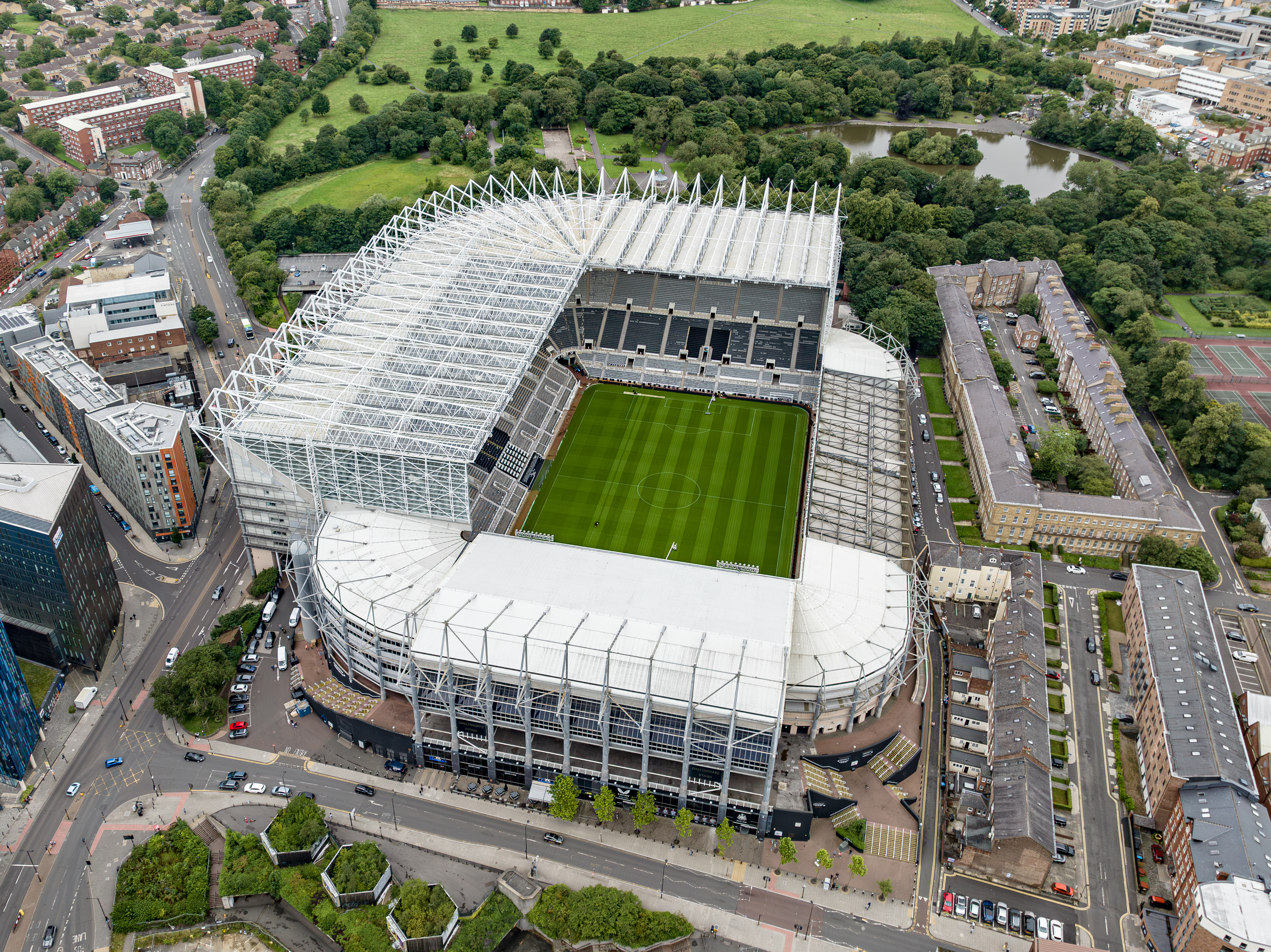 St James’ Park visto do alto entre construções de Newcastle.