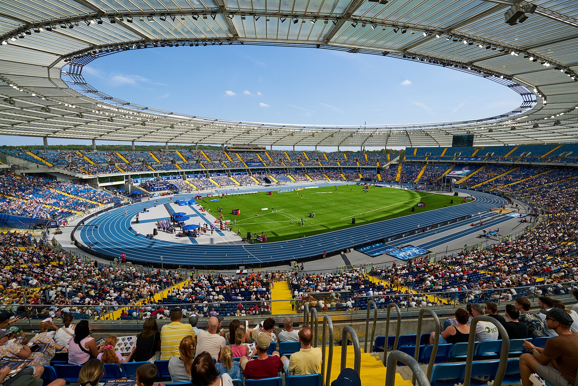 Vista do interior do Stadion Śląski, com a pista de atletismo, o campo e as arquibancadas durante o Kamila Skolimowska Memorial.